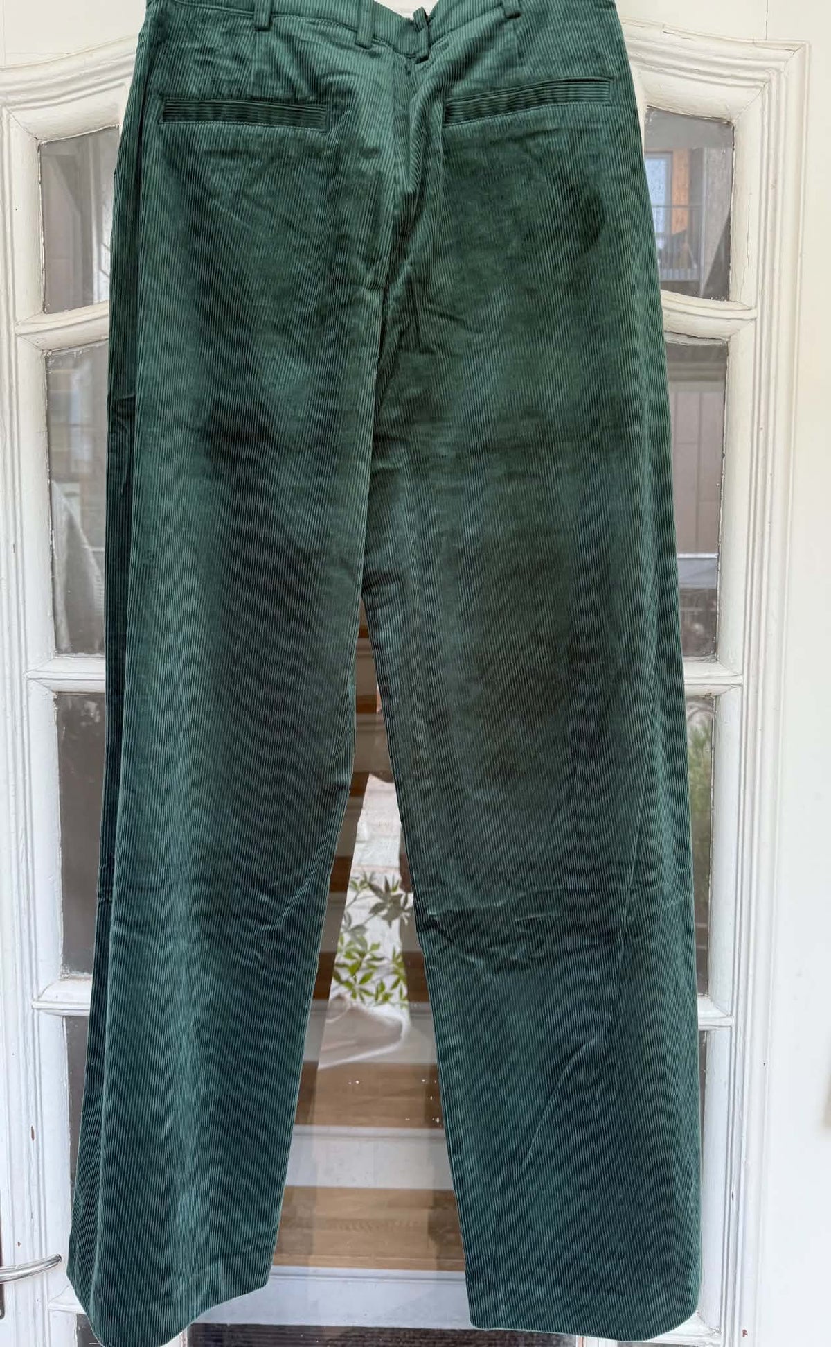 SMALRIFLET FLØJLSBUKSER - GREEN