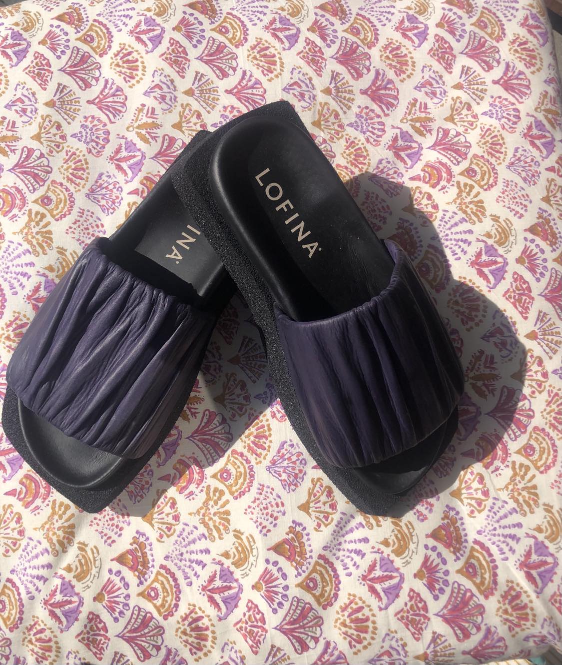 KANTET SANDAL - MØRKE LILLA