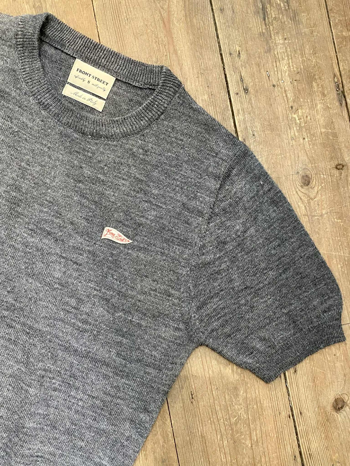 KNITTED FLAG TEE - ANTHRACITE