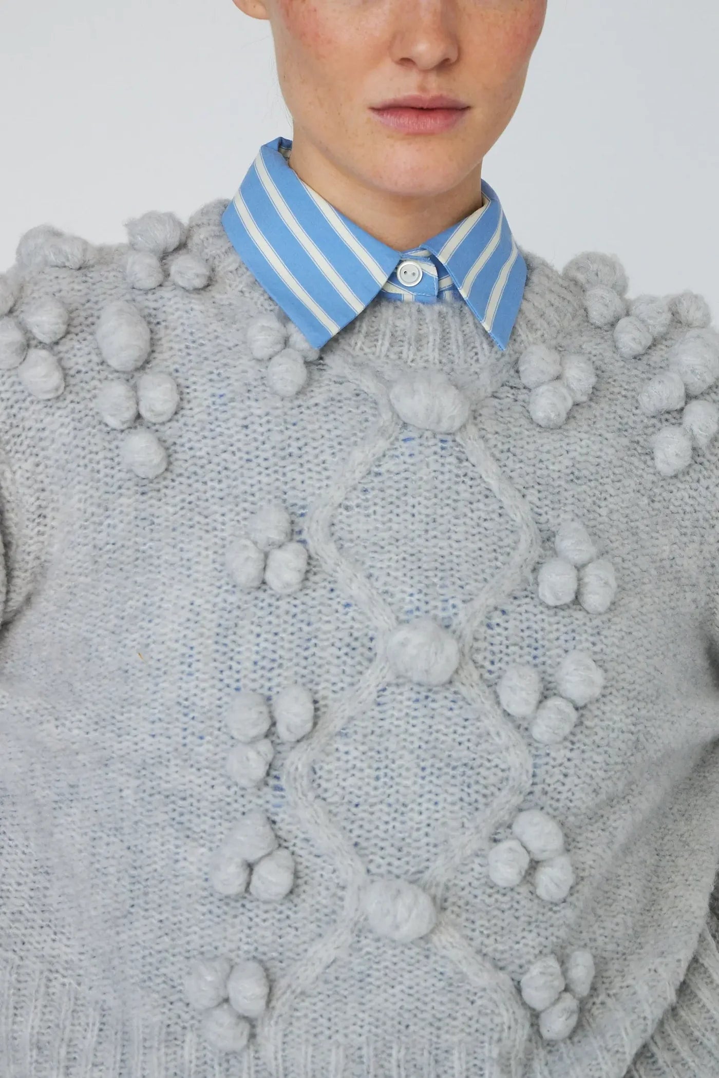 CABLE KNIT WITH BOBBLES - LIGHT GREY MELANGE