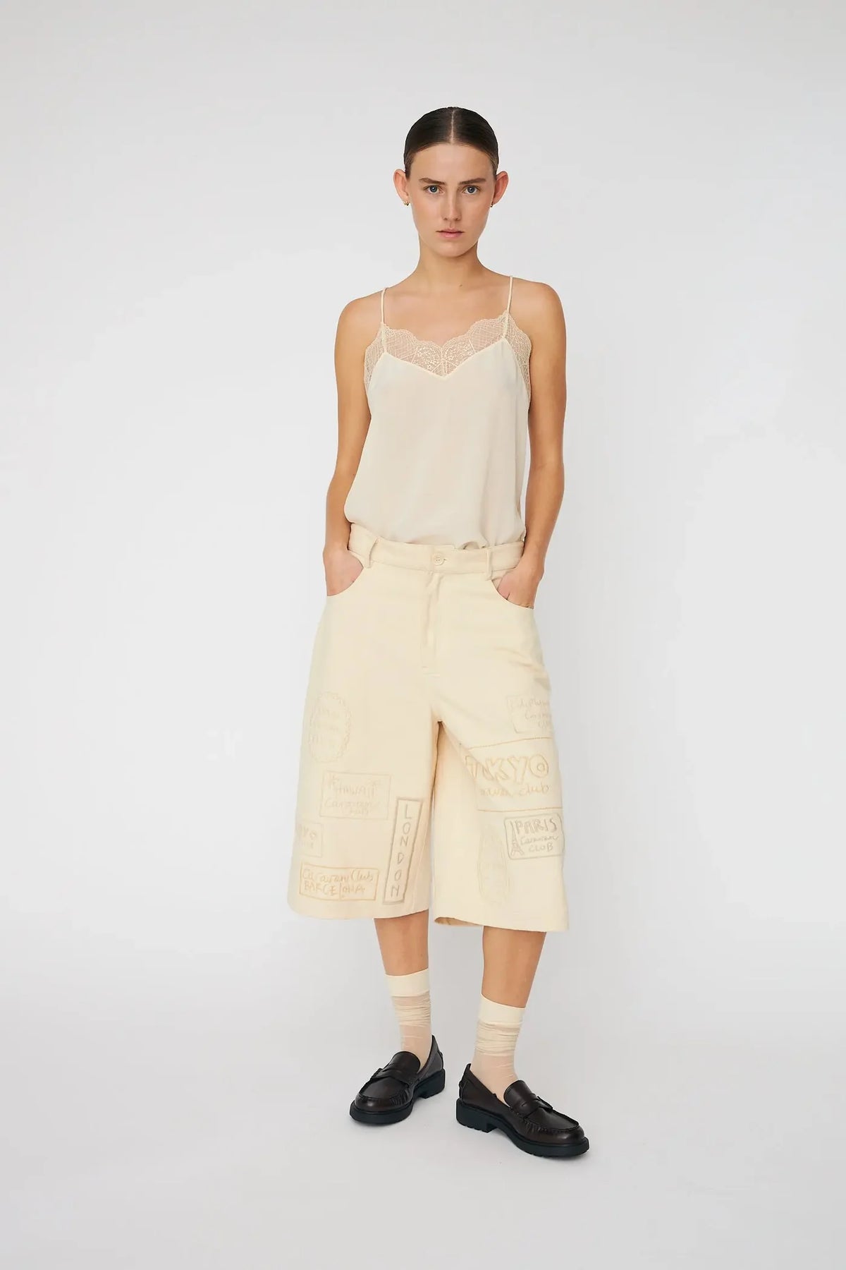 CROPPED BUKSER MED PATCHES - CREME
