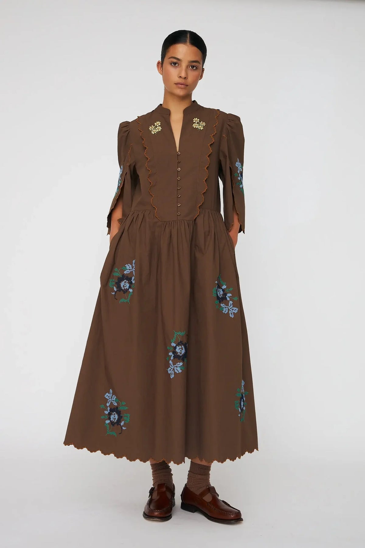 LØS MIDI KJOLE MED BRODERI - BROWN