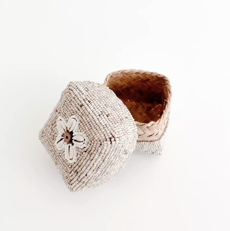 BALI PERLEÆSKE SQUARE MINI - BEIGE M. HVID KANT & SHELLS