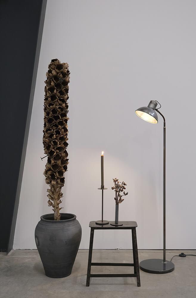 WALENTIN GULVVLAMPE I JERN