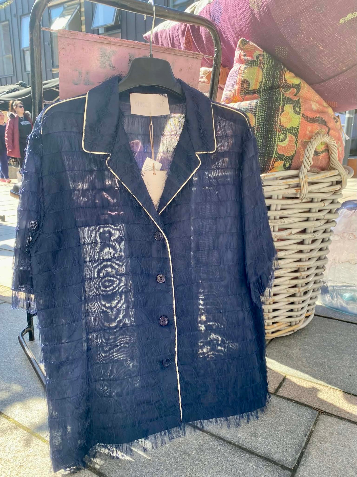 SKJORTE MED FRYNSER I STOF - H6SW01