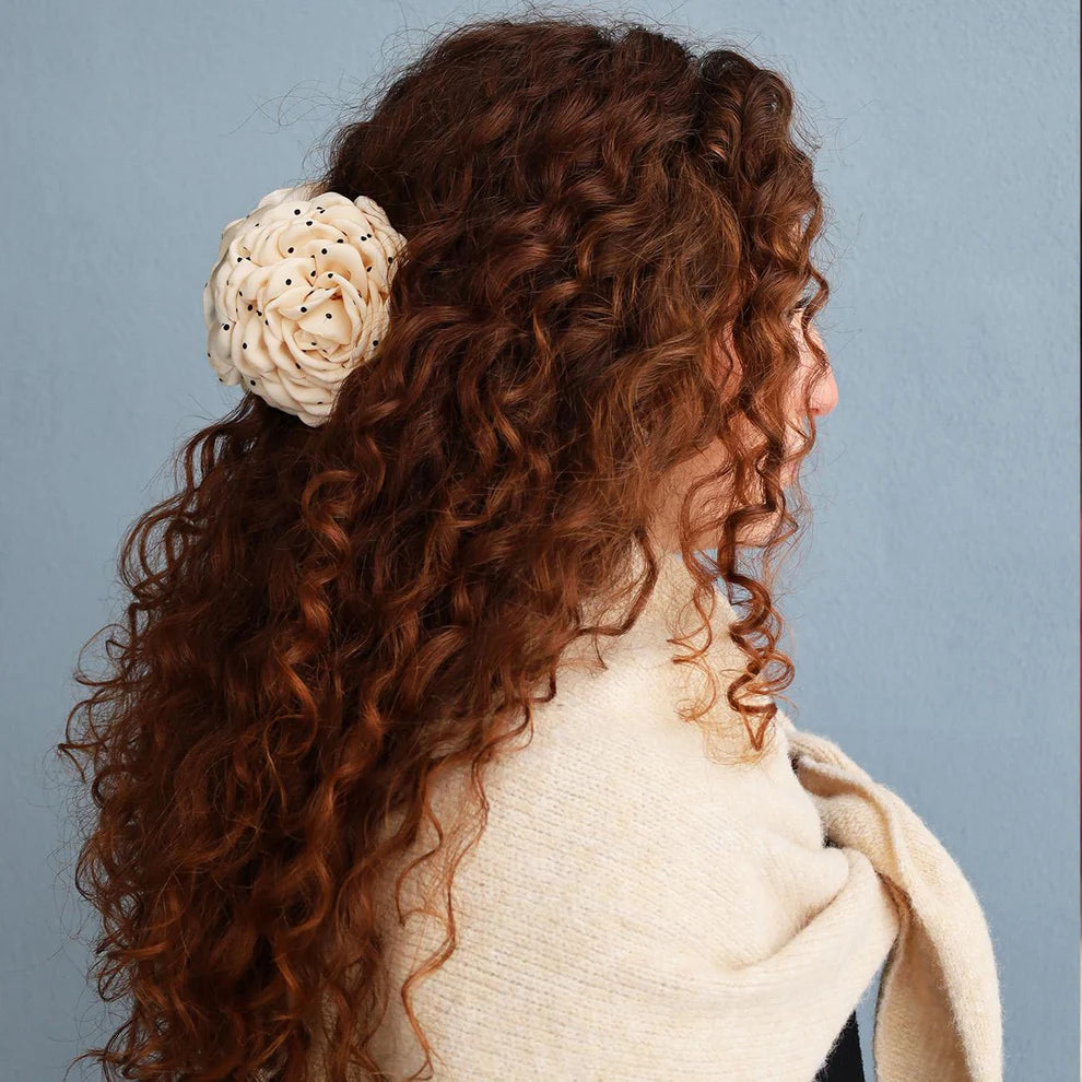 DAISY HÅRKLEMME STOR - OFF WHITE MED PRIKKER