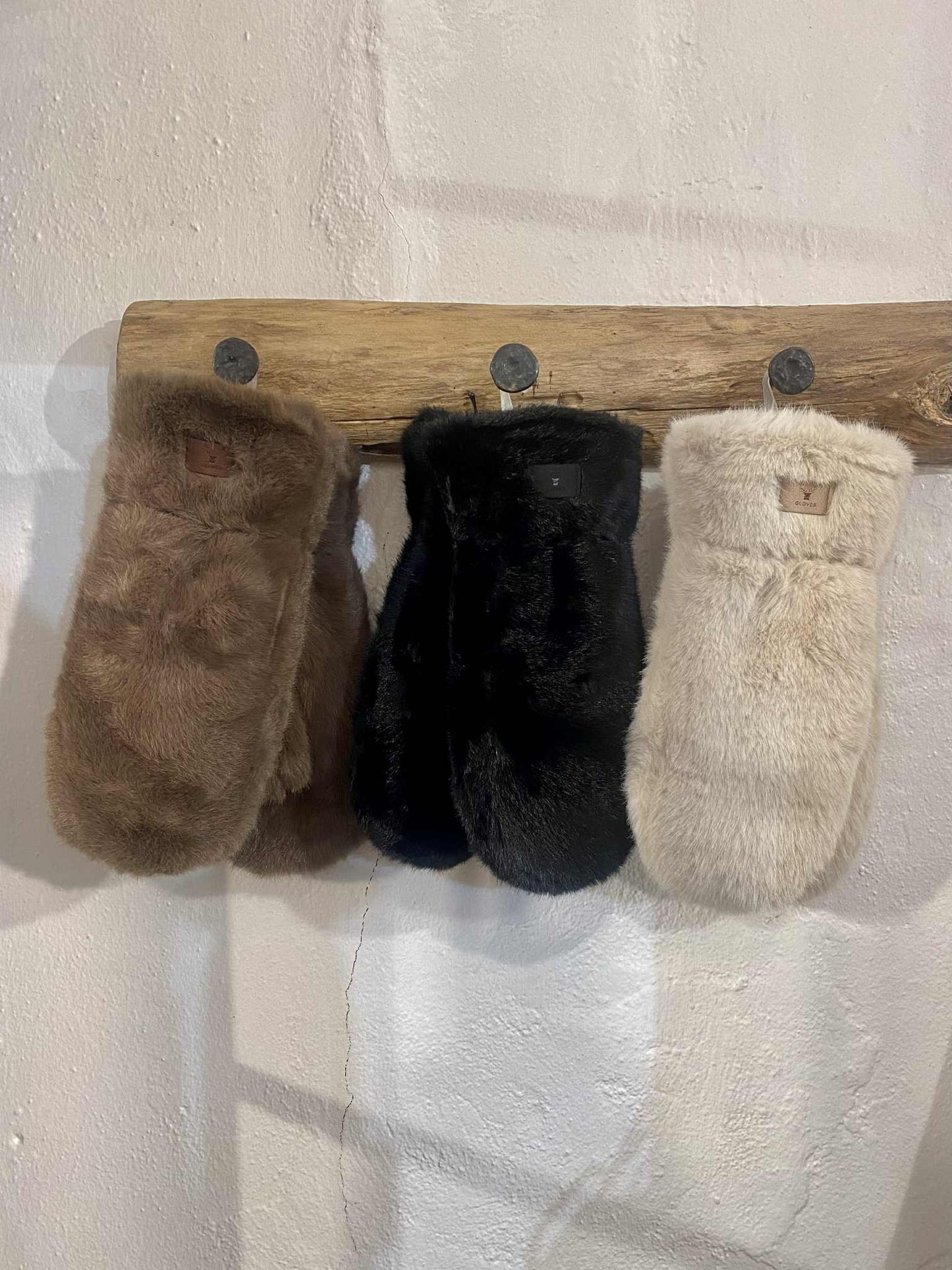 FAKE FUR LUFFER - 01 BLACK