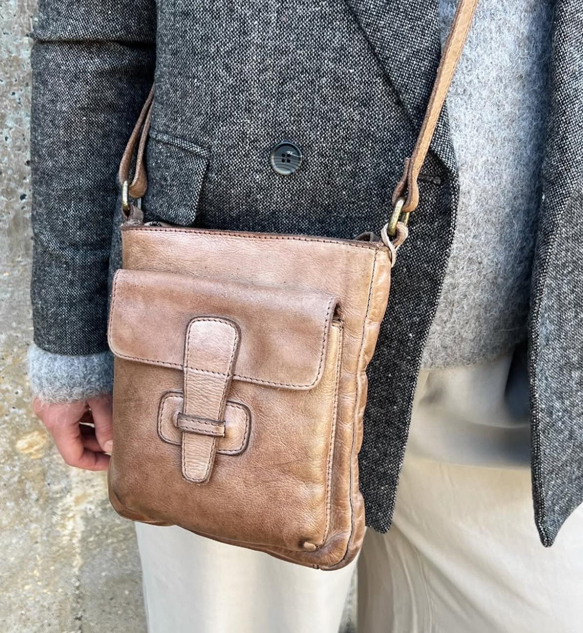 LIBBY URBAN CROSSBODY -  WALNUT