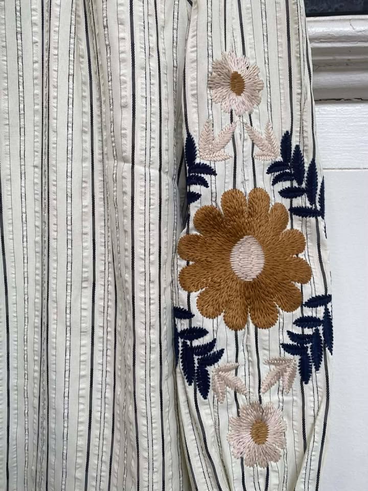 KATRINE BLUSE - BLOMST HVID/SORT