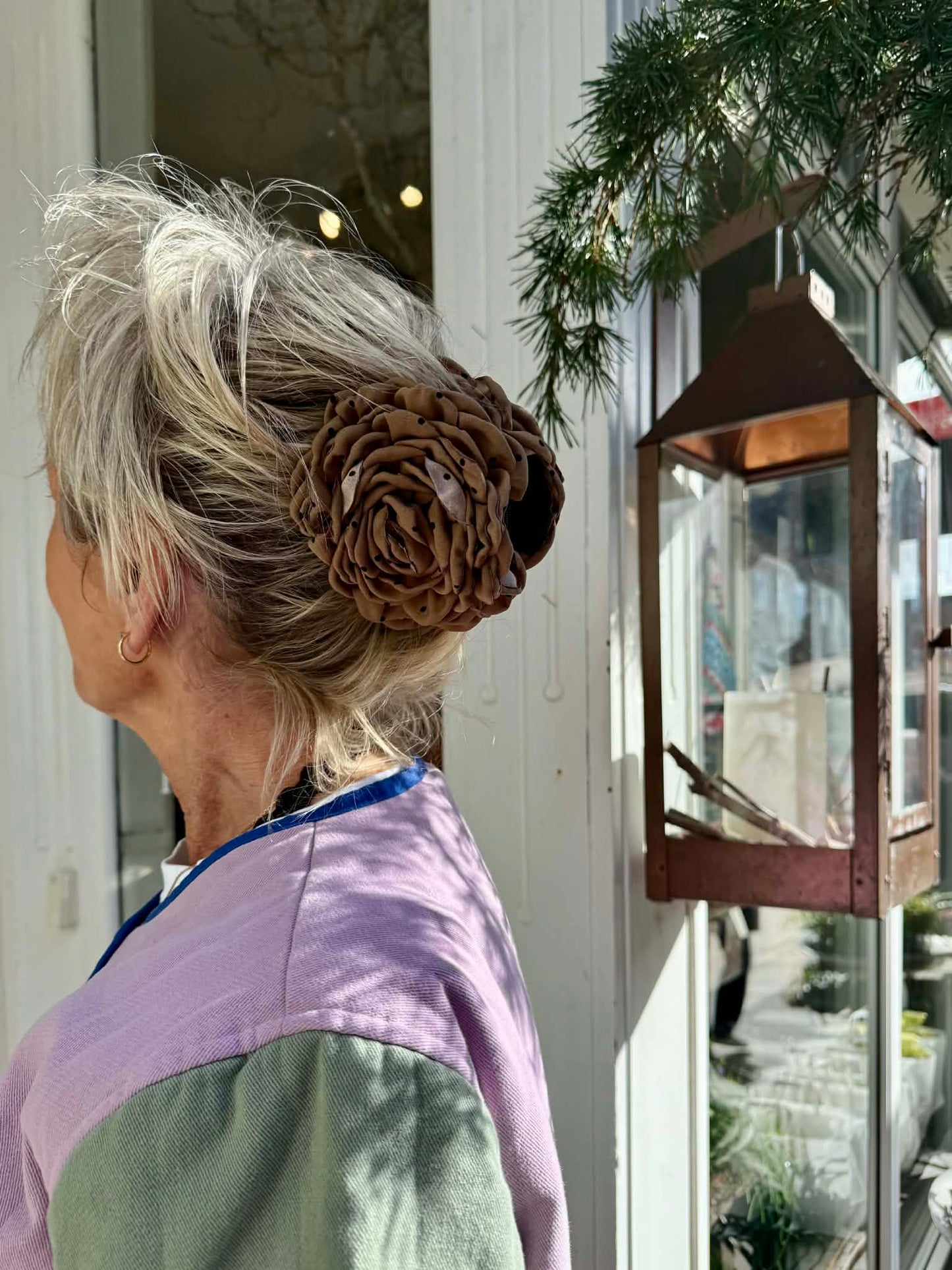 DAISY HÅRKLEMME STOR - BRUN MED SORTE PRIKKER