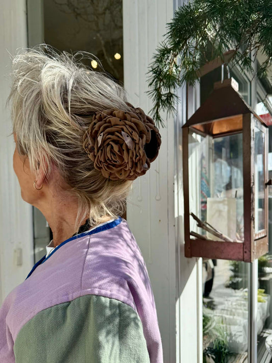 DAISY HÅRKLEMME STOR - BRUN MED SORTE PRIKKER