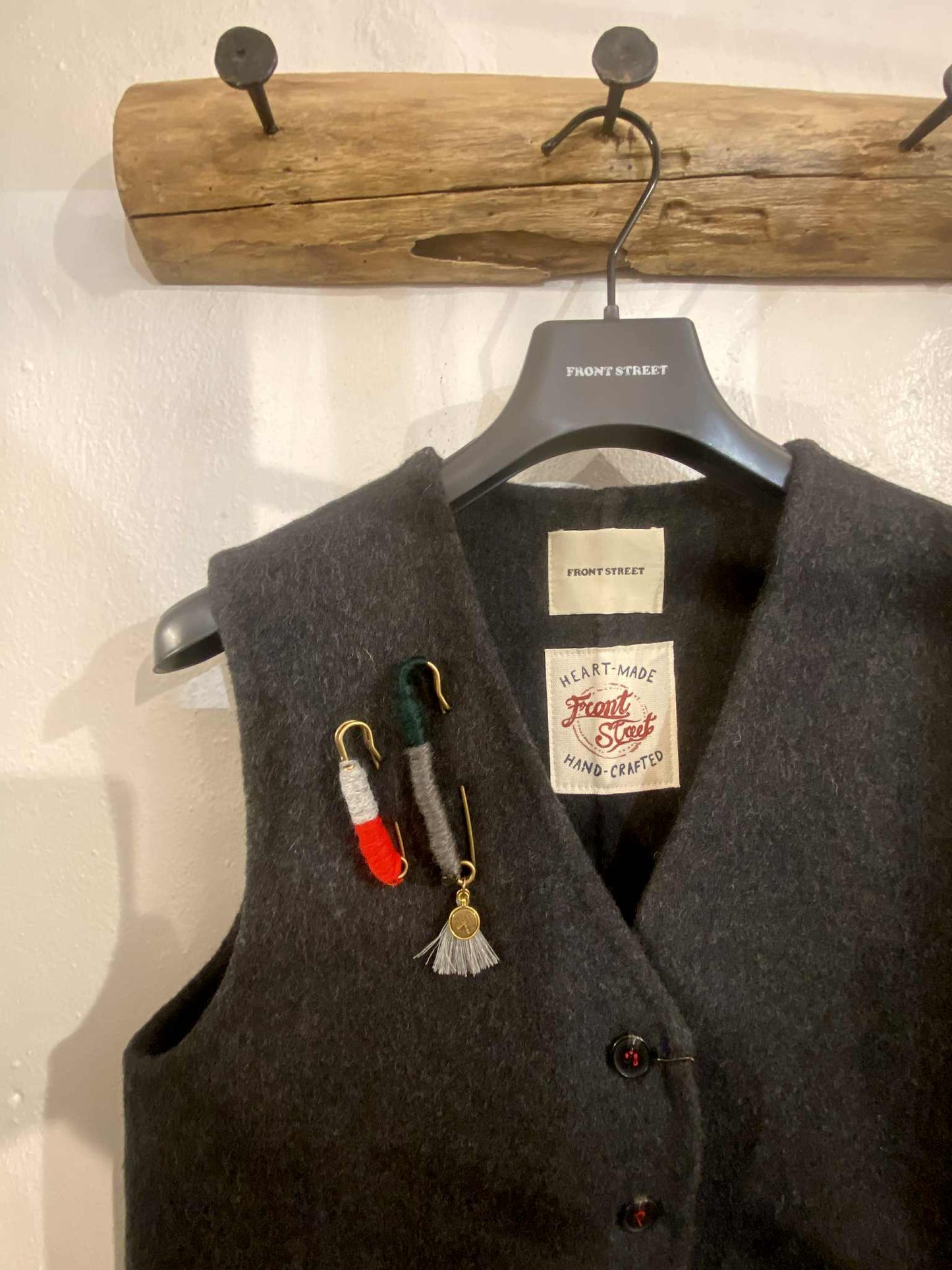PINS WOOL VEST