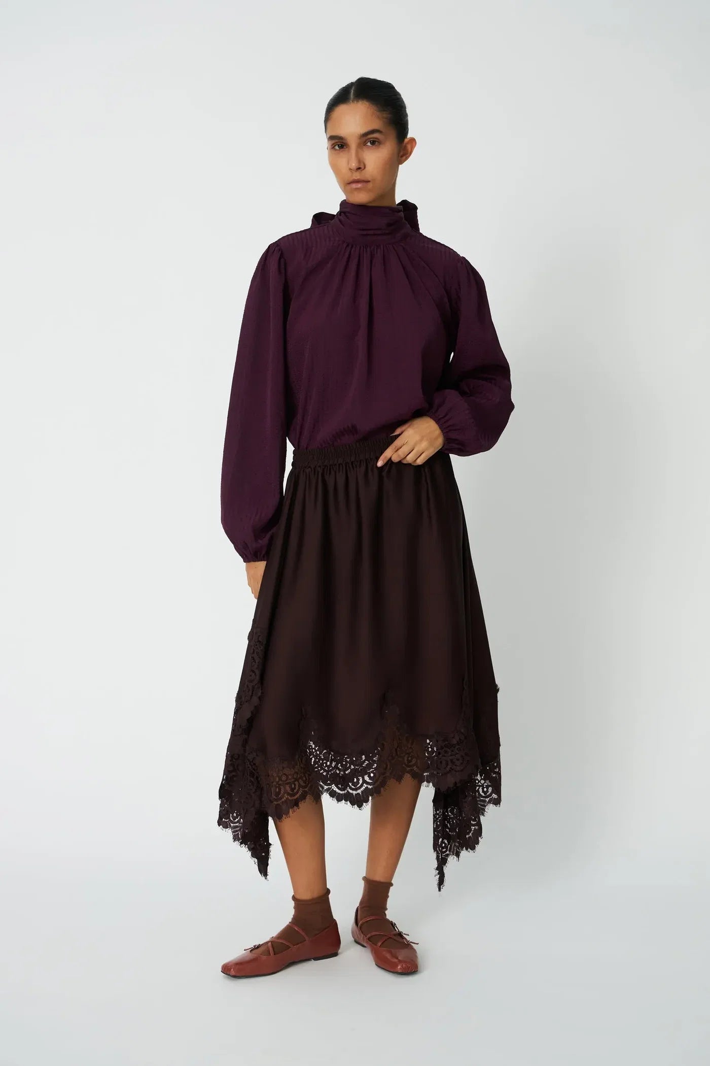 ASYMMETRISK NEDERDEL MED BLONDEKANT - DARK BROWN