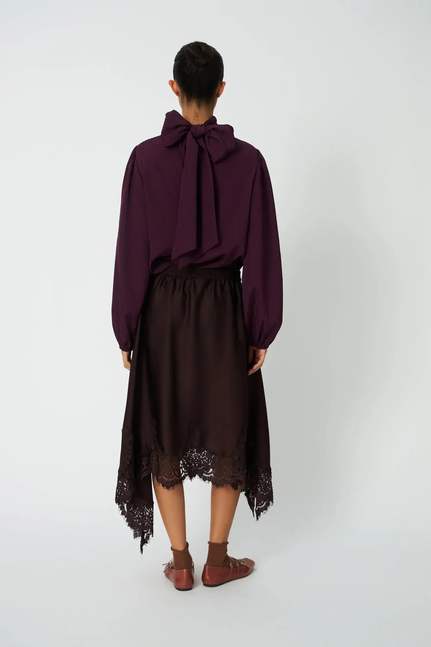 ASYMMETRISK NEDERDEL MED BLONDEKANT - DARK BROWN