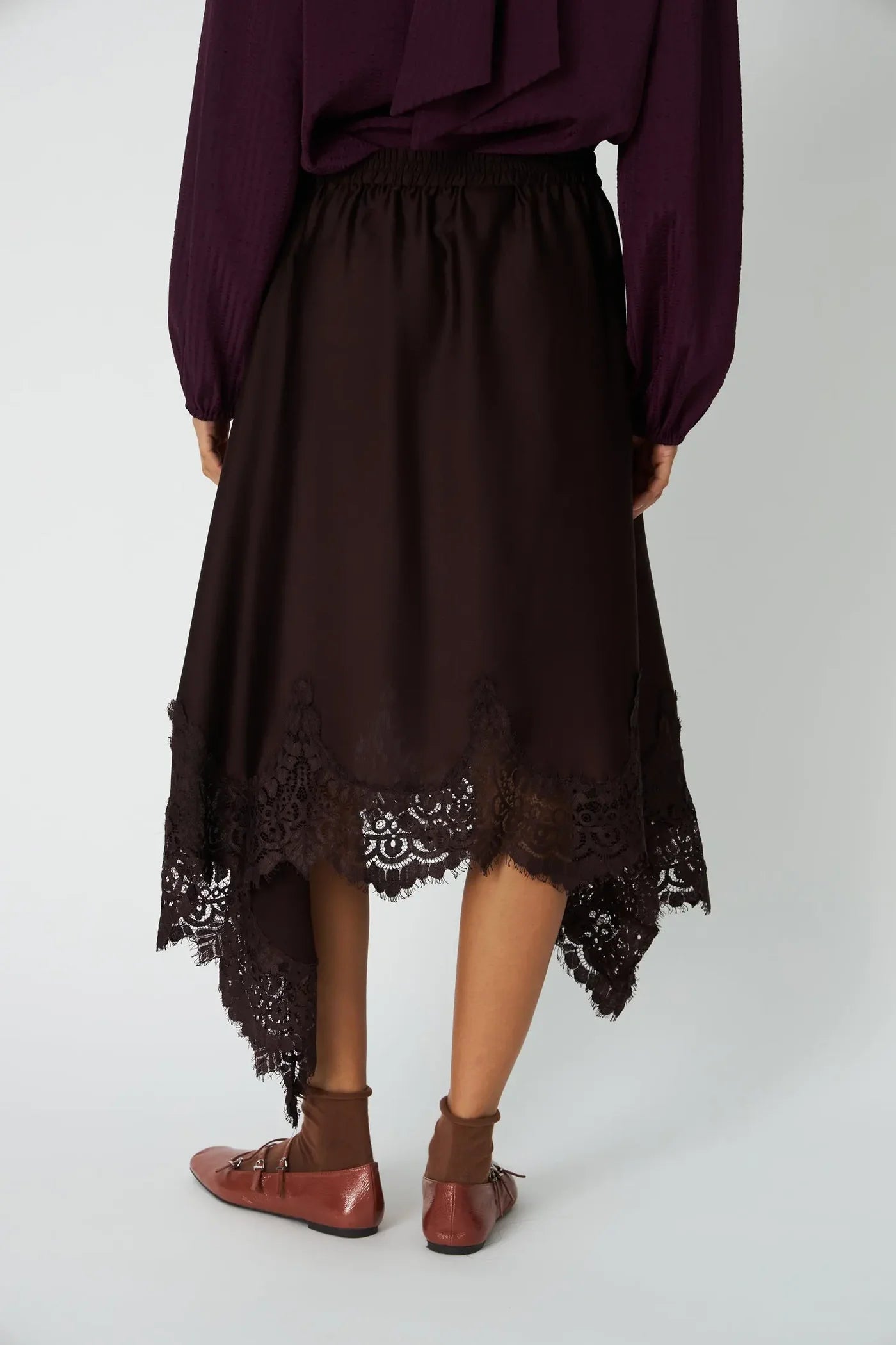 ASYMMETRISK NEDERDEL MED BLONDEKANT - DARK BROWN