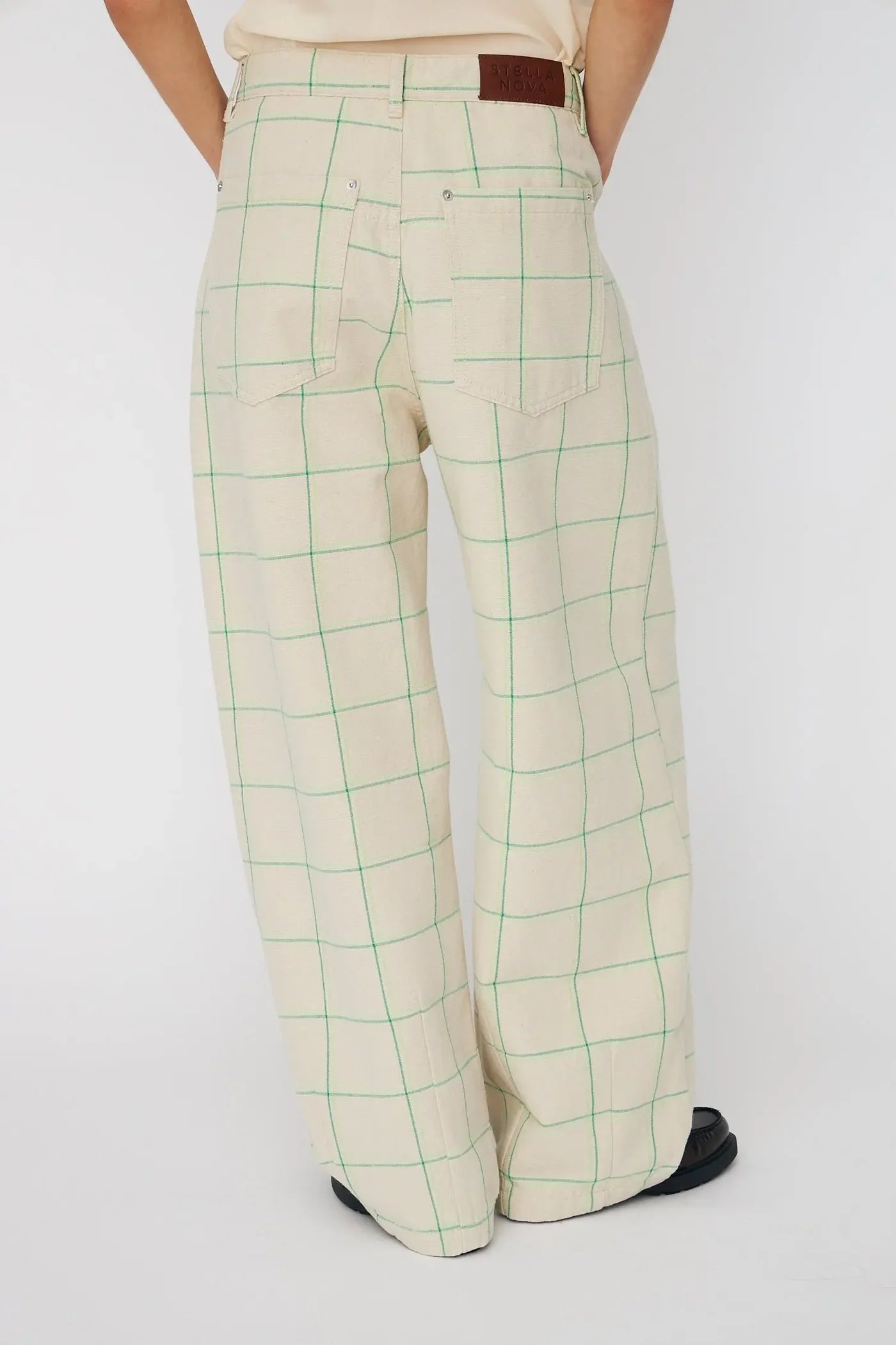 CHECKED BAGGY LOW - WAIST PANTS CREME