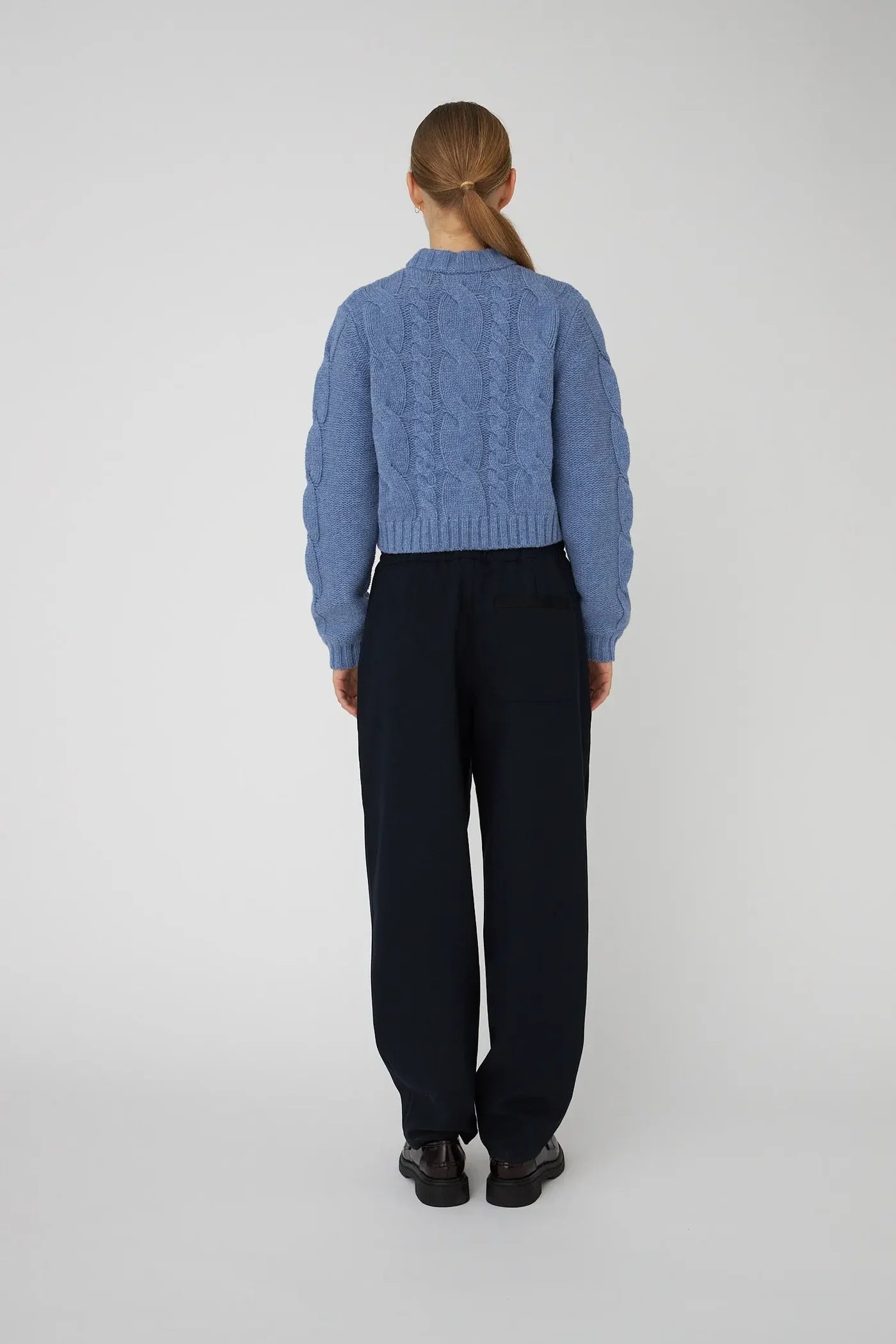 CROPPED CABLE KNIT IN WOOL BLEND - BLUE SEA