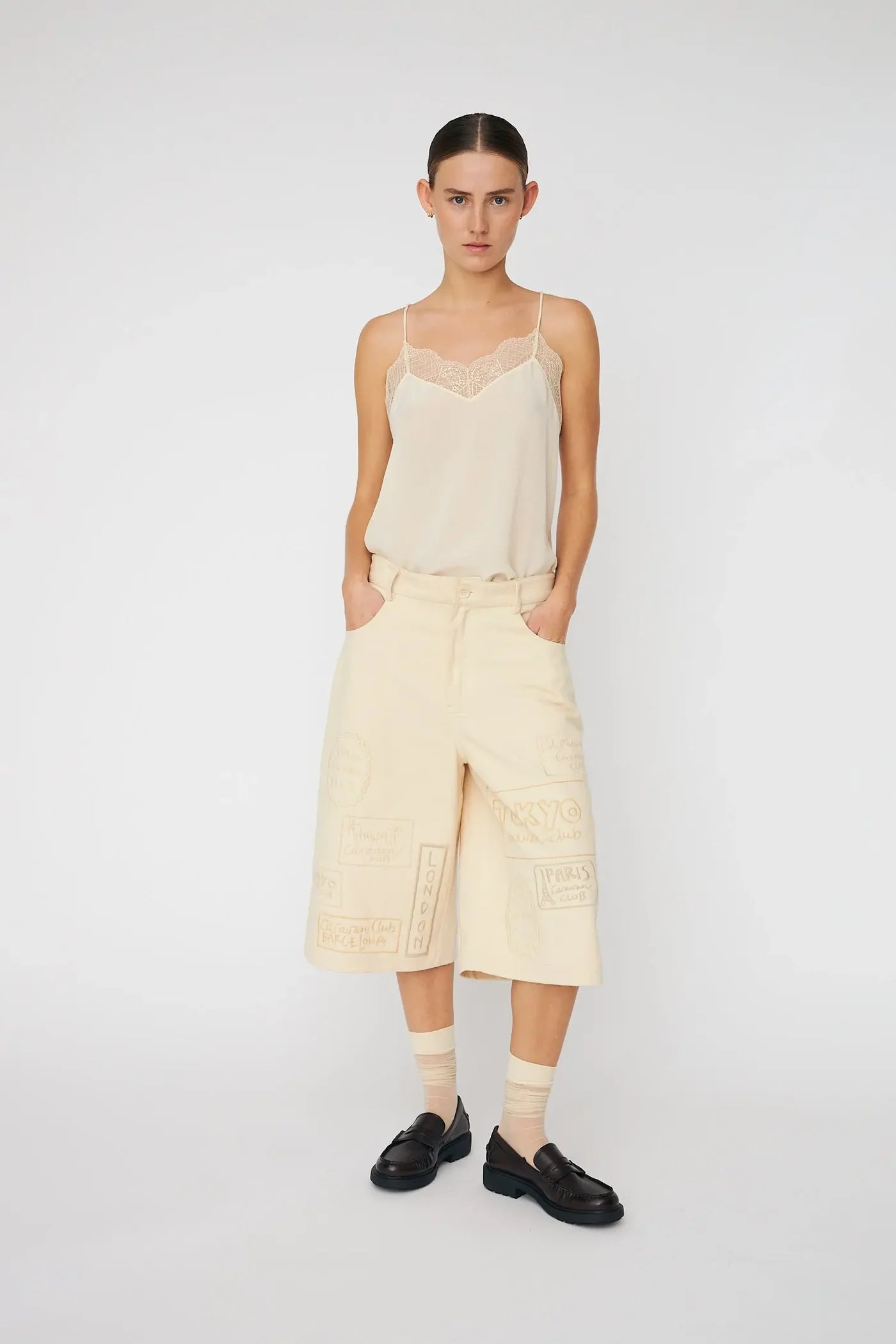 CROPPED BUKSER MED PATCHES - CREME