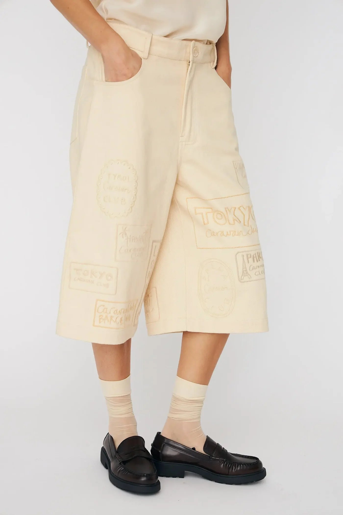 CROPPED BUKSER MED PATCHES - CREME