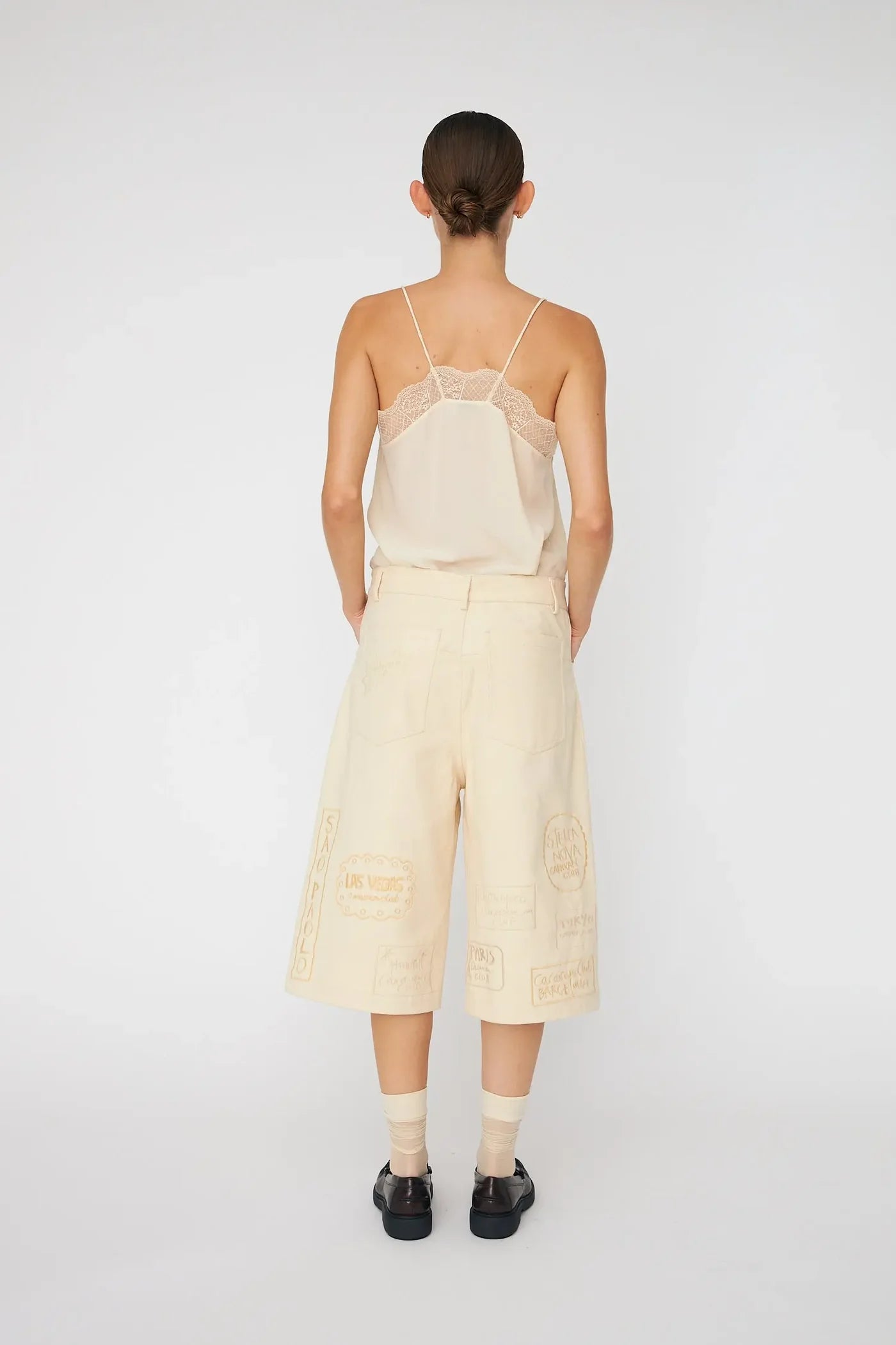 CROPPED BUKSER MED PATCHES - CREME