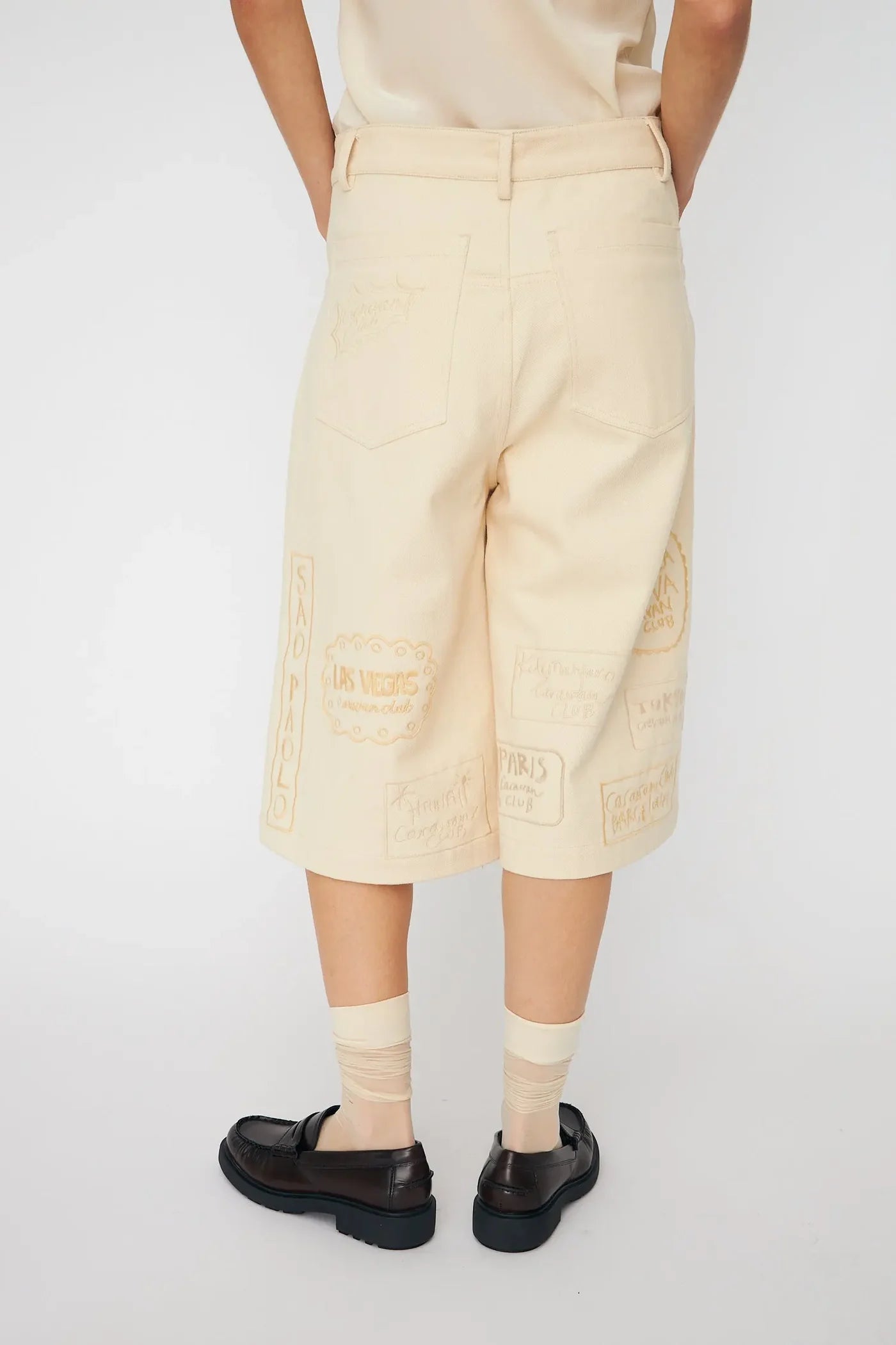 CROPPED BUKSER MED PATCHES - CREME