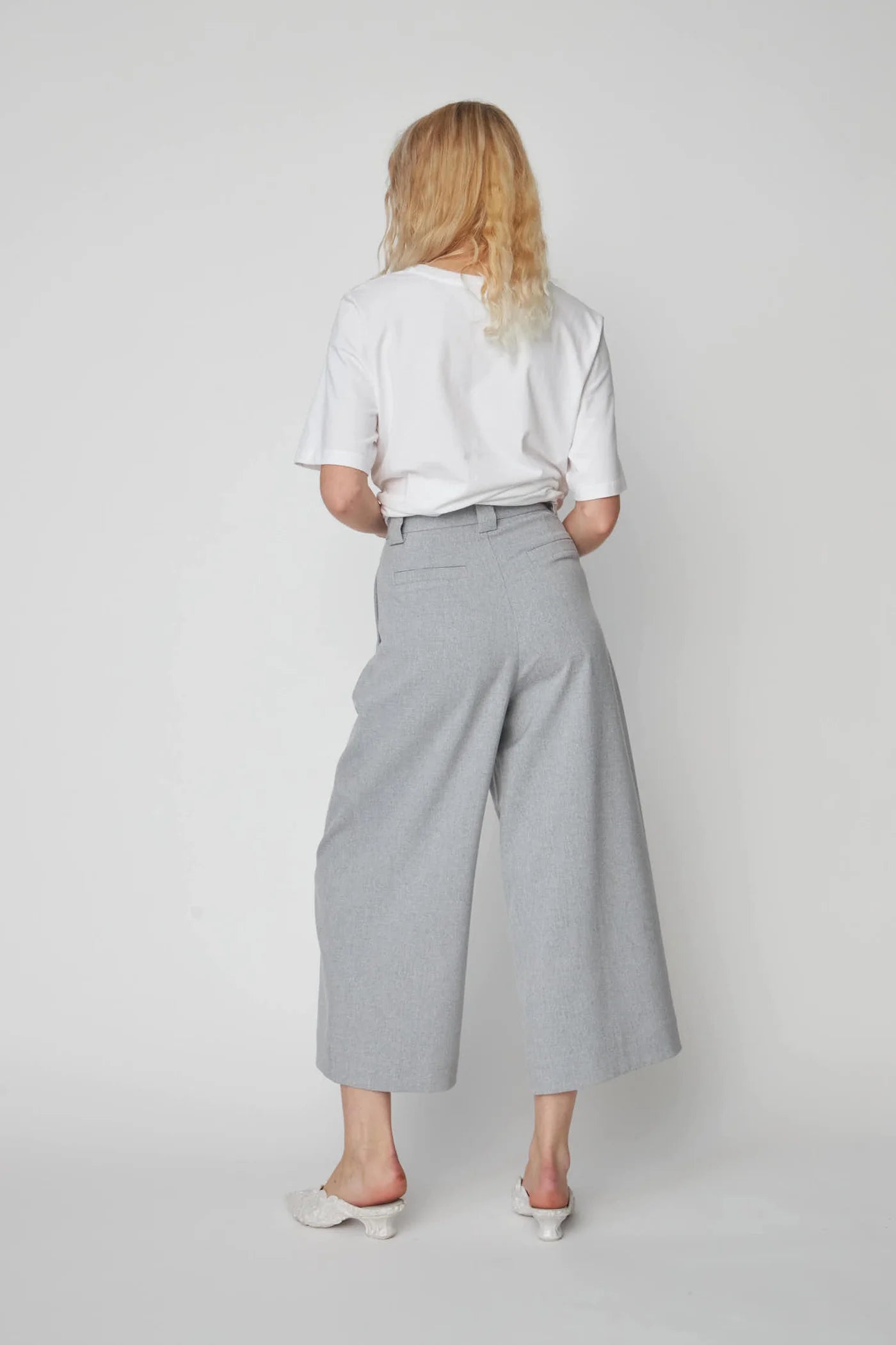 CROPPED HIGH - WAISTED PANTS