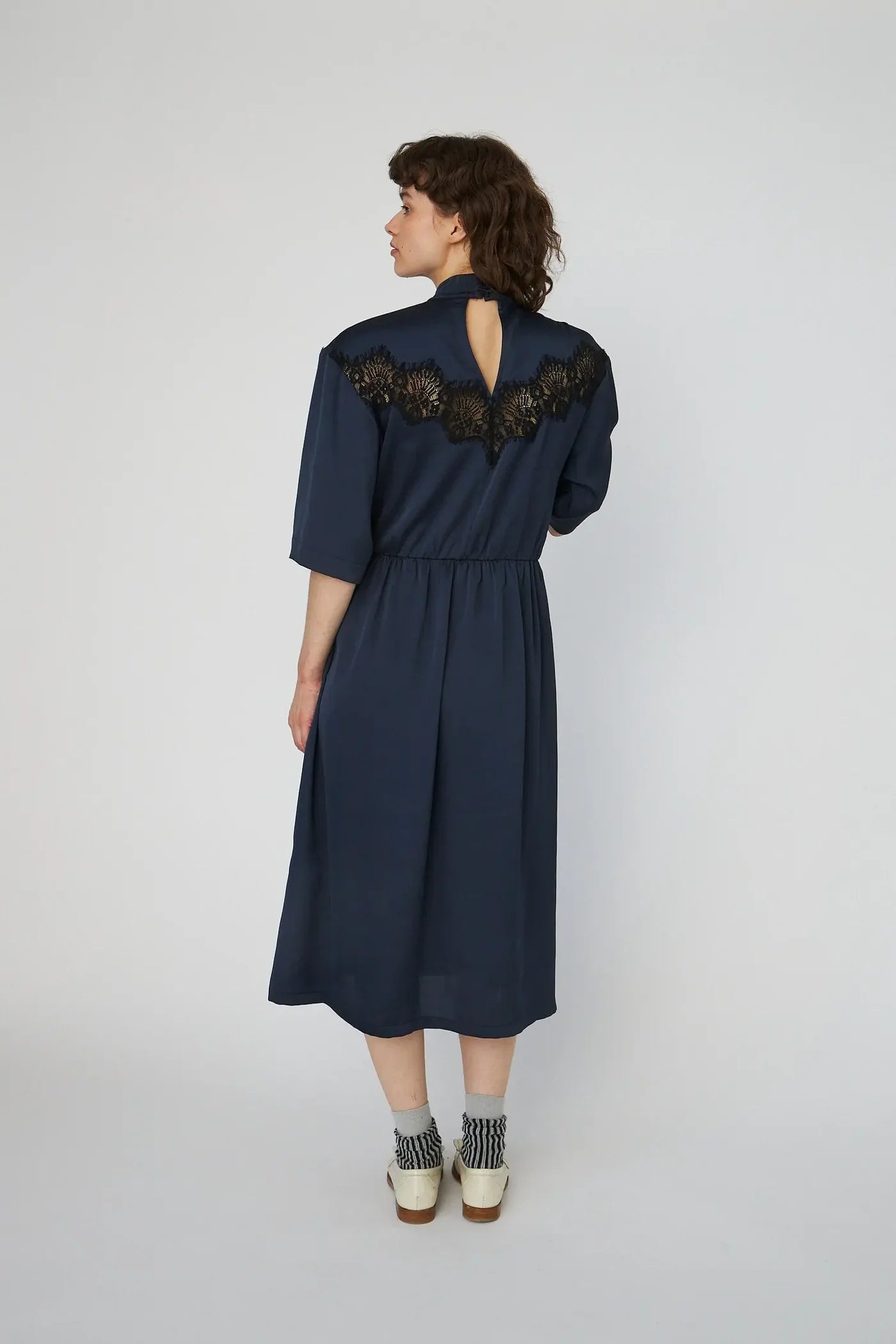 DELICATE LACE MIDFI DRESS - ULTRA NAVY