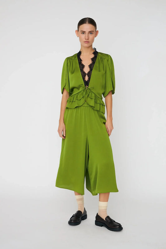 DELIKAT BLUSE MED BINDEBÅND - GREEN FLASH