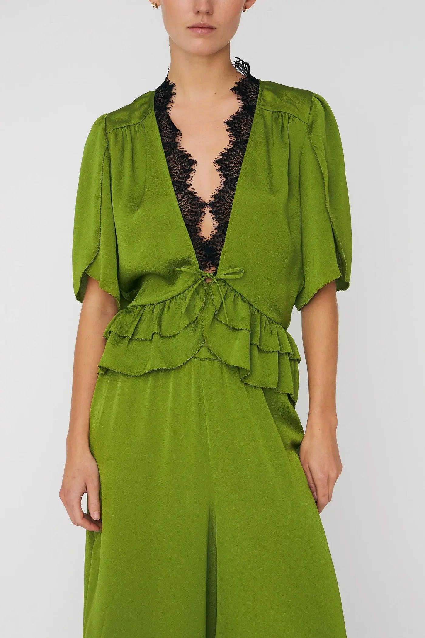 DELIKAT BLUSE MED BINDEBÅND - GREEN FLASH