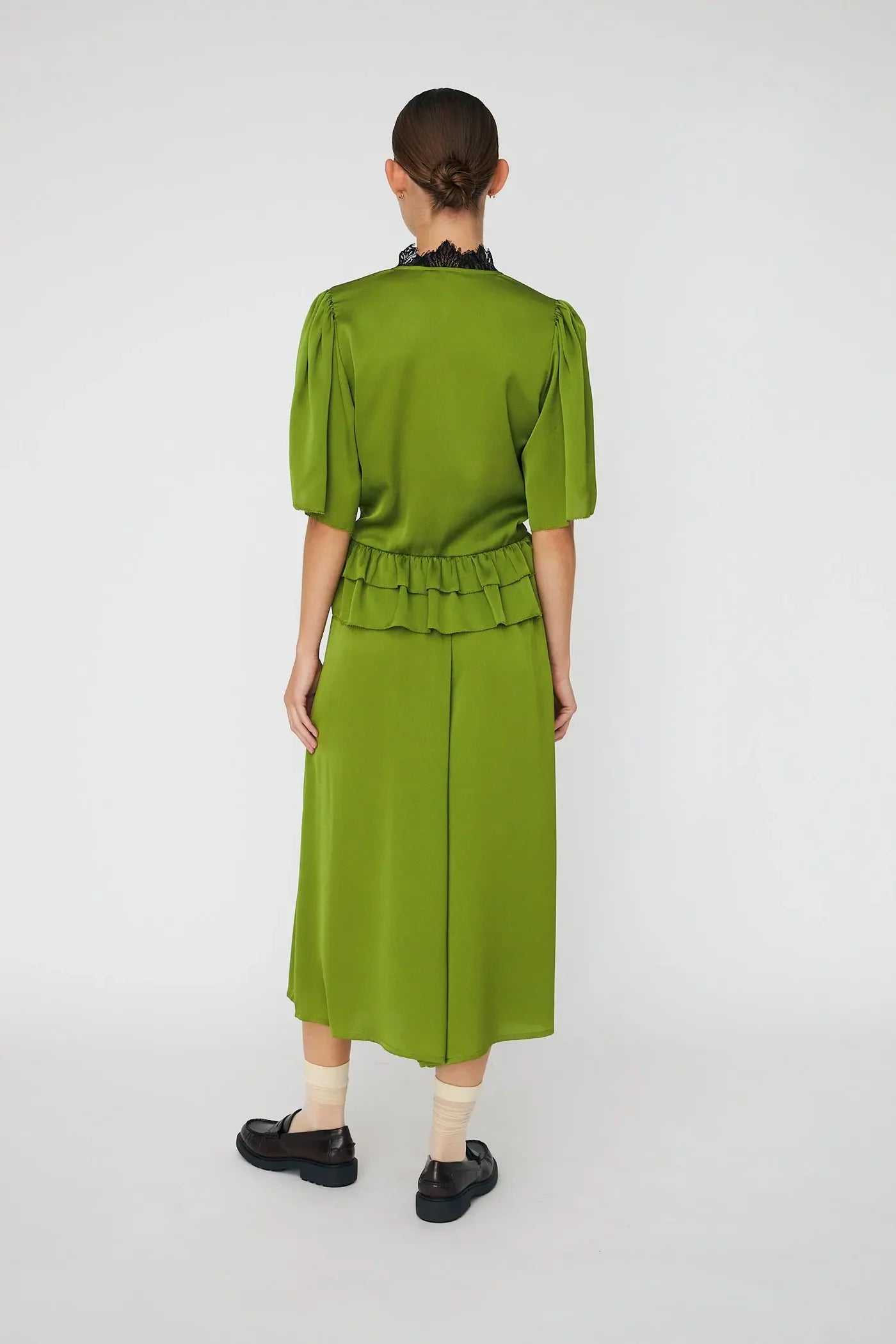 DELIKAT BLUSE MED BINDEBÅND - GREEN FLASH
