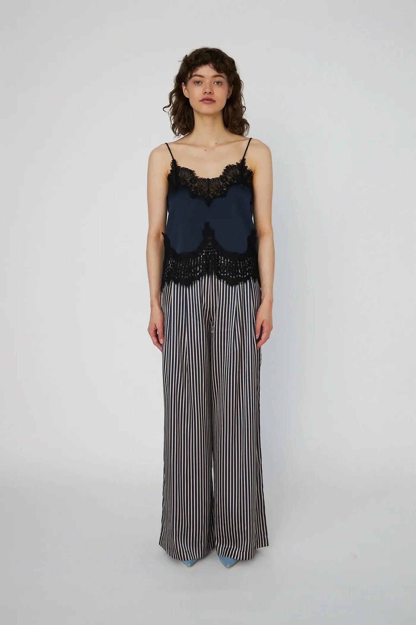 DELICATE LACE TOP - ULTRA NAVY