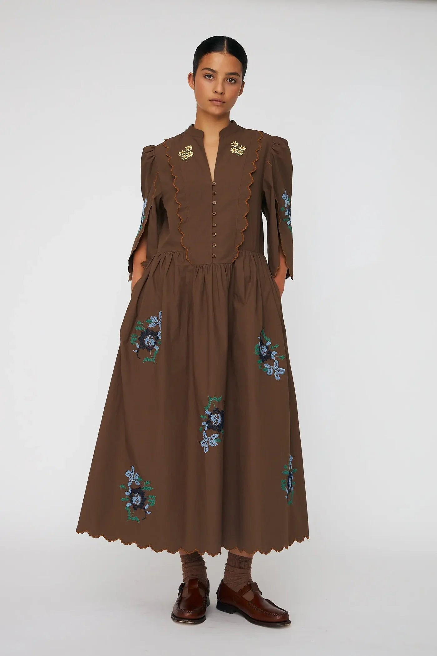 LØS MIDI KJOLE MED BRODERI - BROWN