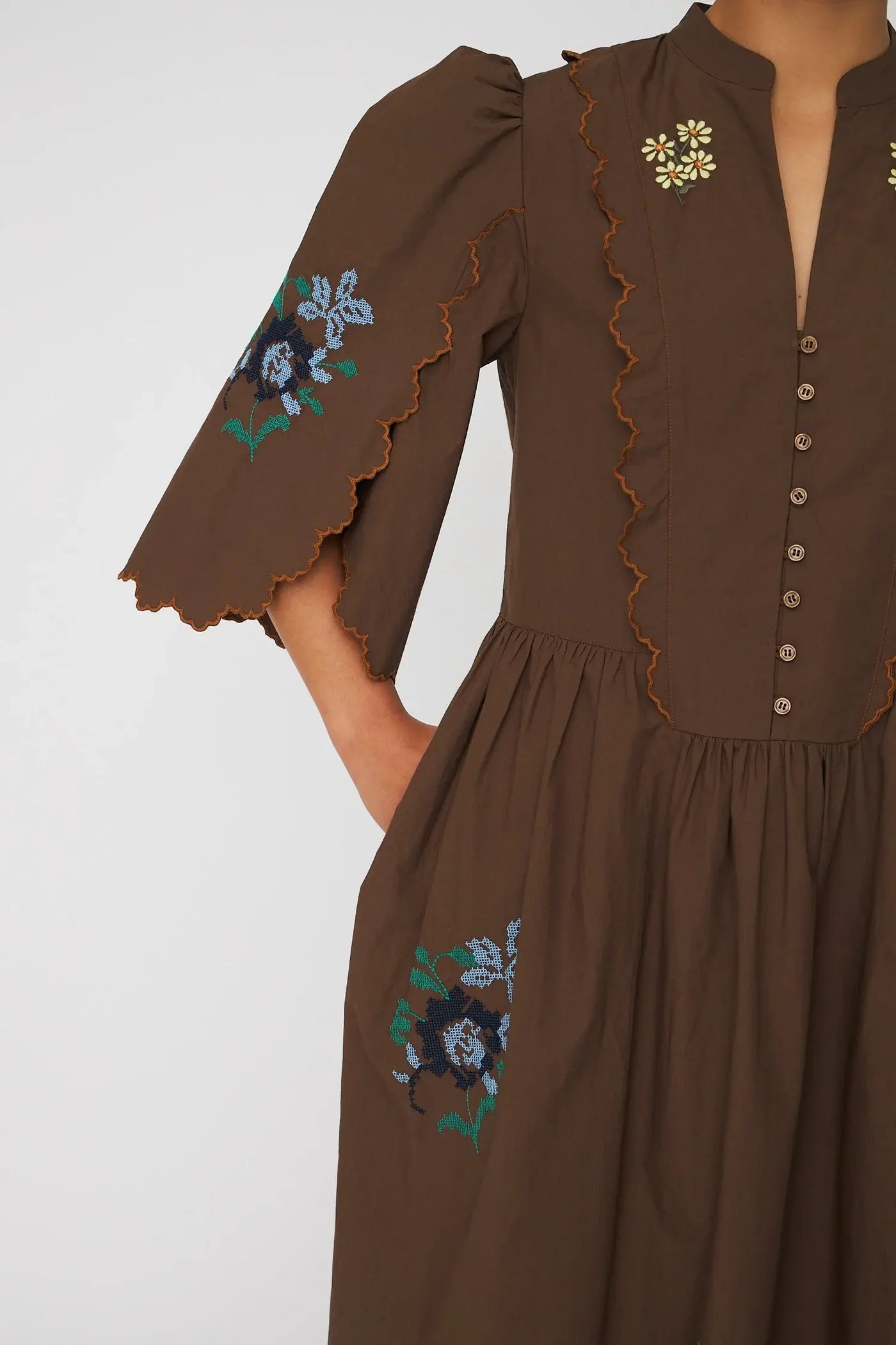 LØS MIDI KJOLE MED BRODERI - BROWN