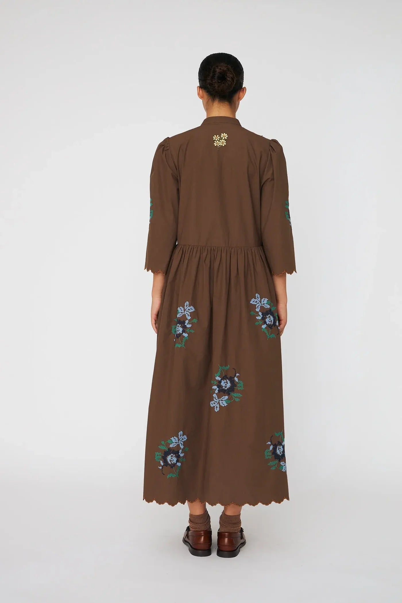 LØS MIDI KJOLE MED BRODERI - BROWN