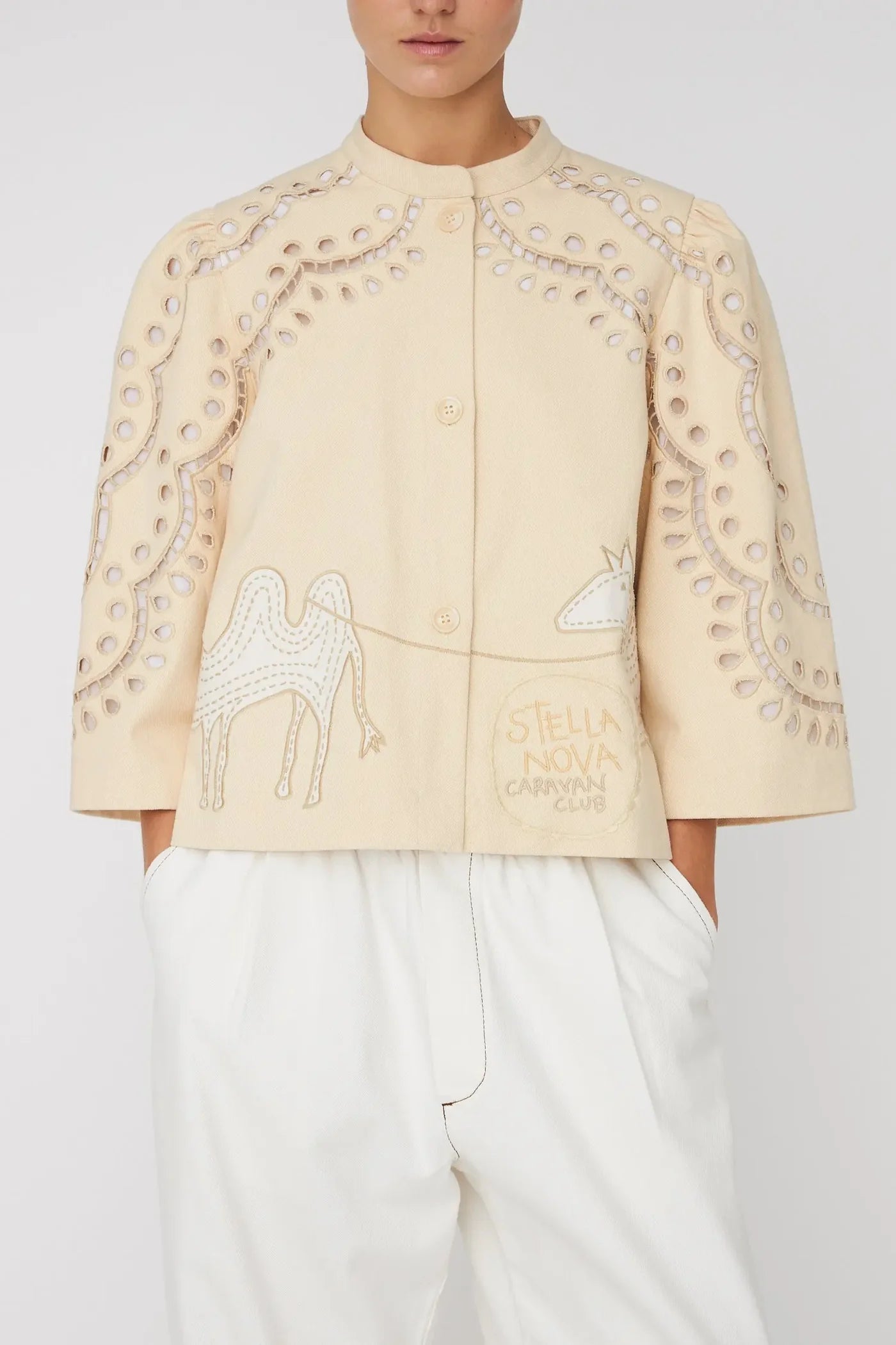 JAKKE MED BRODERET ANGLAISE - CREME TONES