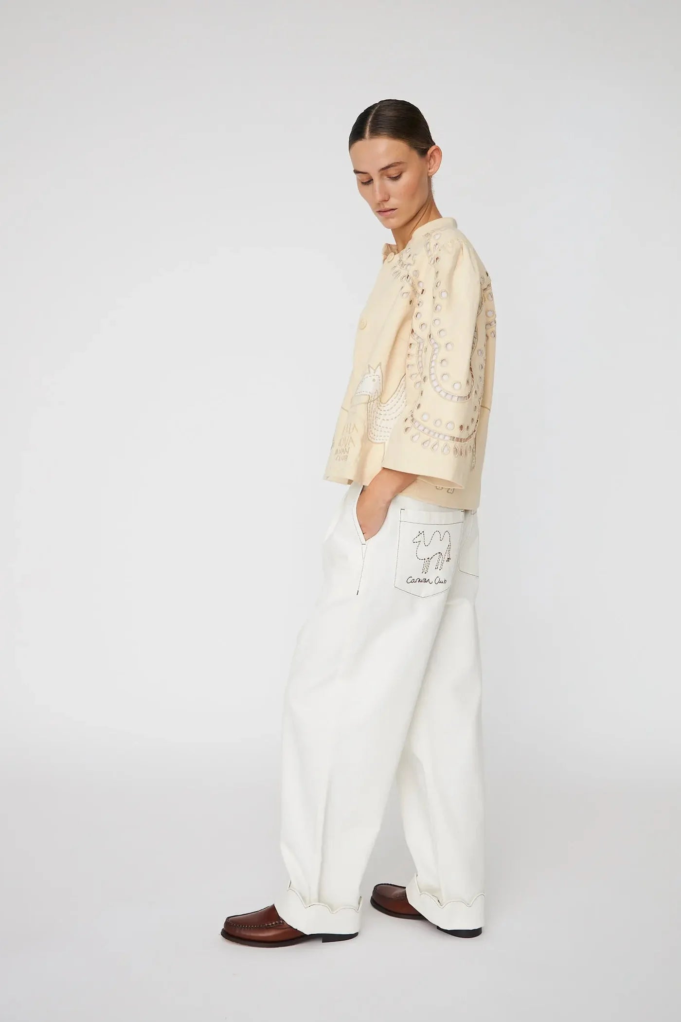 JAKKE MED BRODERET ANGLAISE - CREME TONES