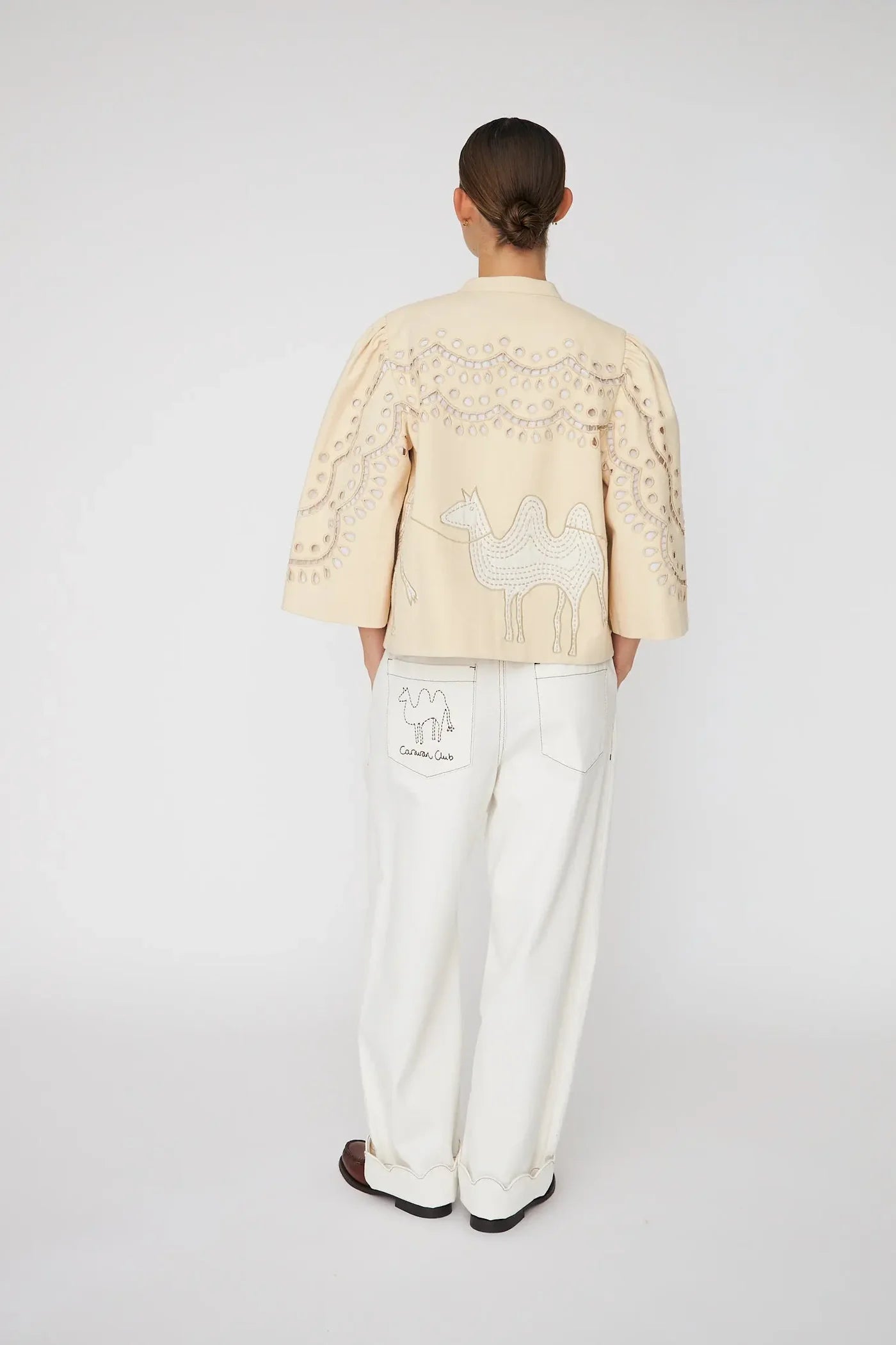 JAKKE MED BRODERET ANGLAISE - CREME TONES