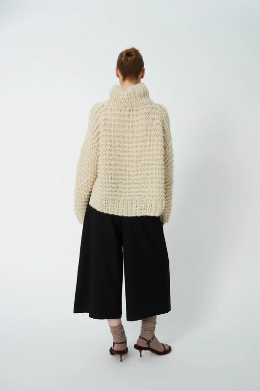 HÅNDSTRIKKET PERU SWEATER - CREME