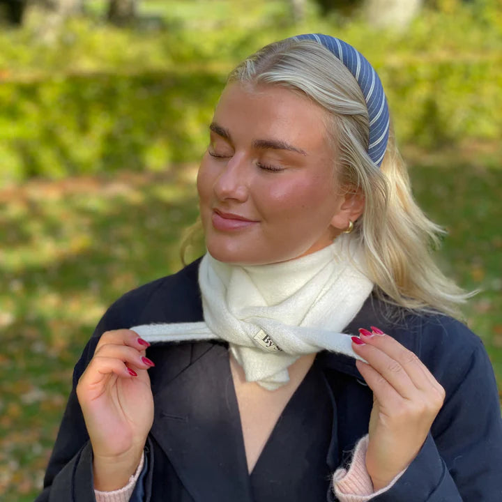 CLARA HÅRBØJLE - DENIM HVID STRIBET