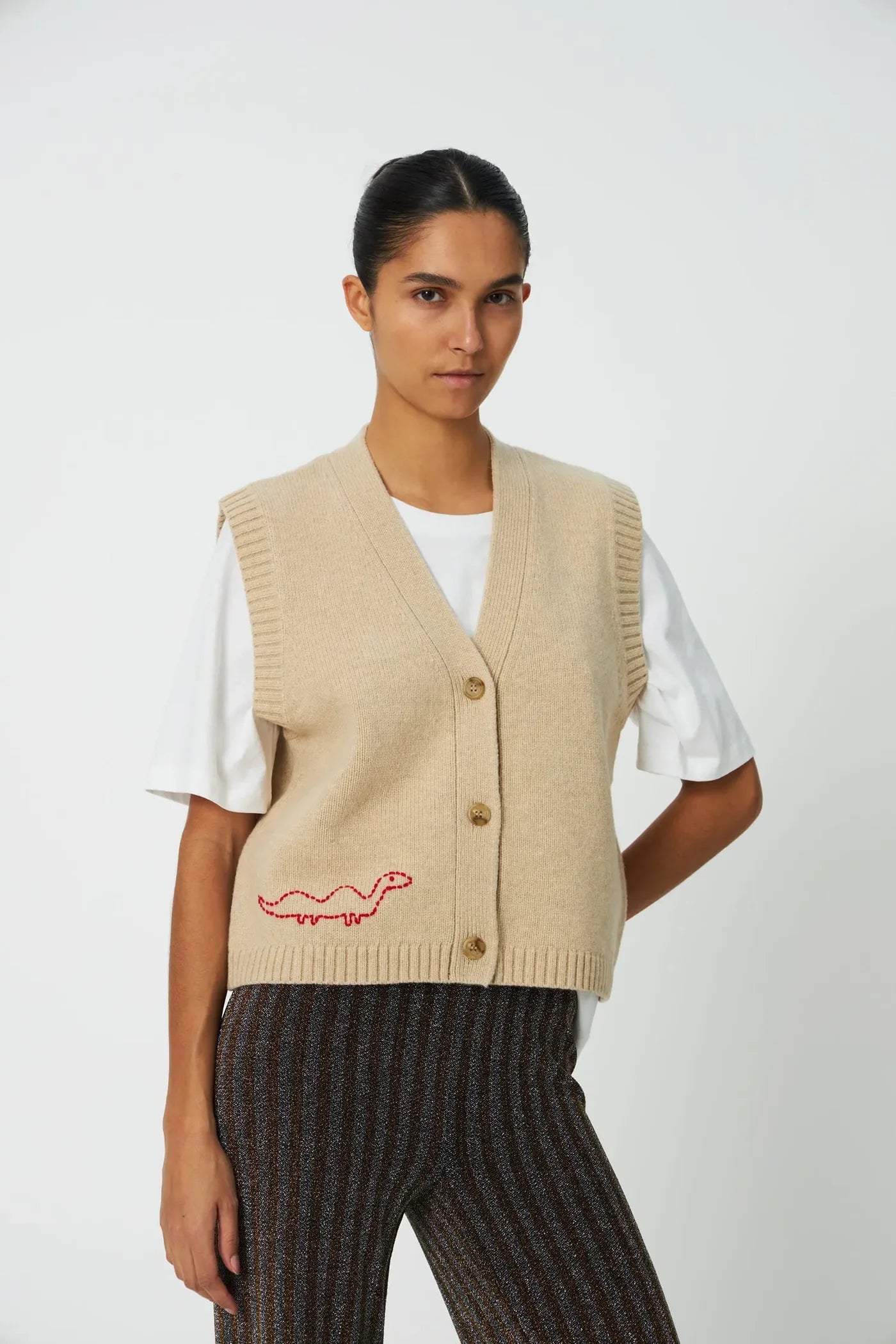 STRIKKET VEST MED BRODERI - CREME
