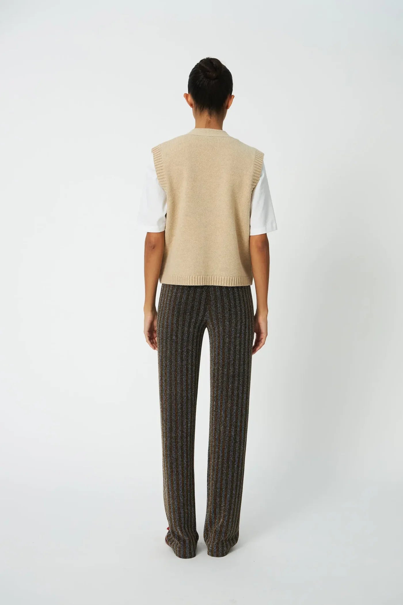 STRIKKET VEST MED BRODERI - CREME