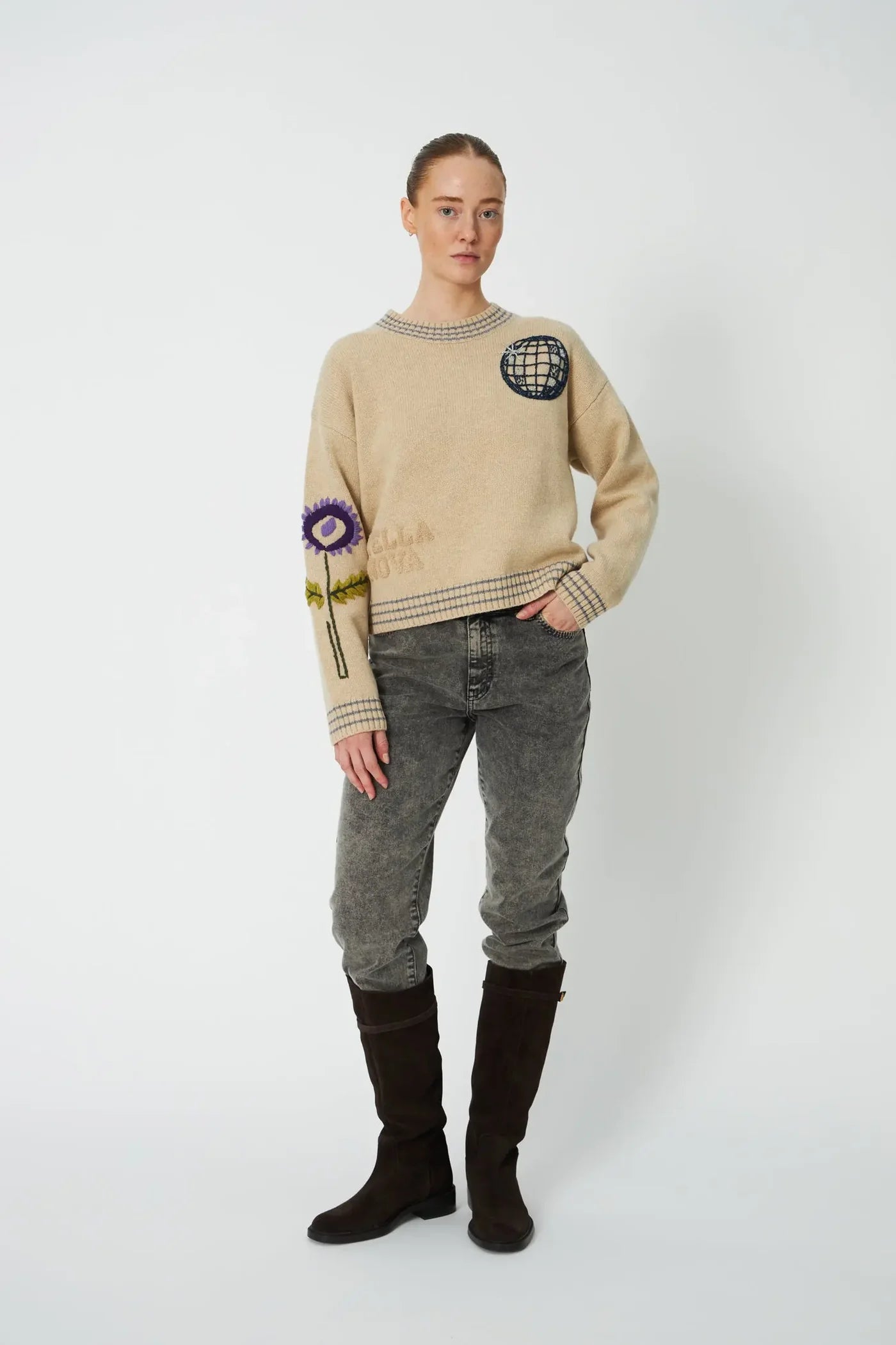 STRIKKET SWEATER MED BRODERI - FLERFARVET