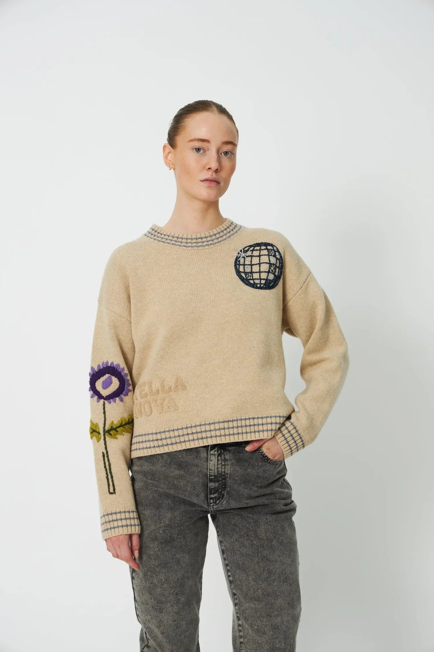 STRIKKET SWEATER MED BRODERI - FLERFARVET