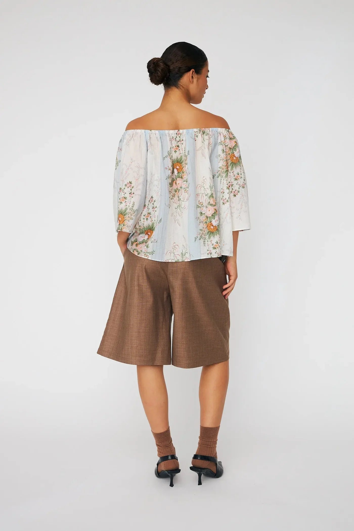 LØS TOP/BLUSE OFF-SHOULDERS CREME MULTICOLOUR FLOWERS