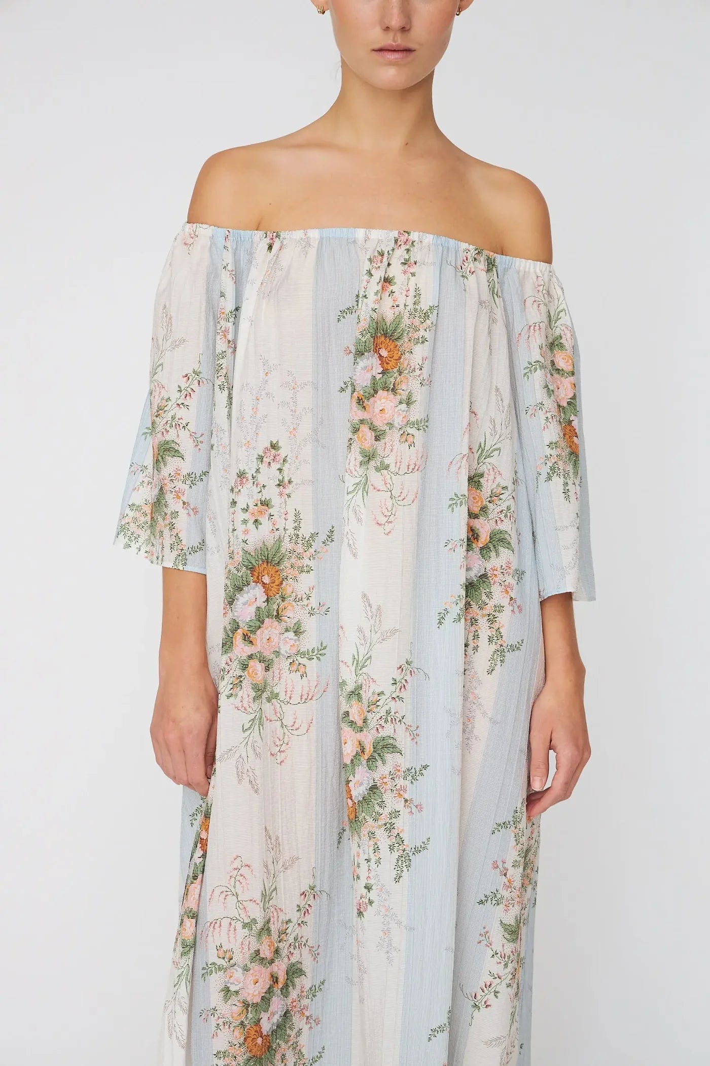 LØS MAXIKJOLE MED OFF-SHOULDERS CREME MULTICOLOUR FLOWERS