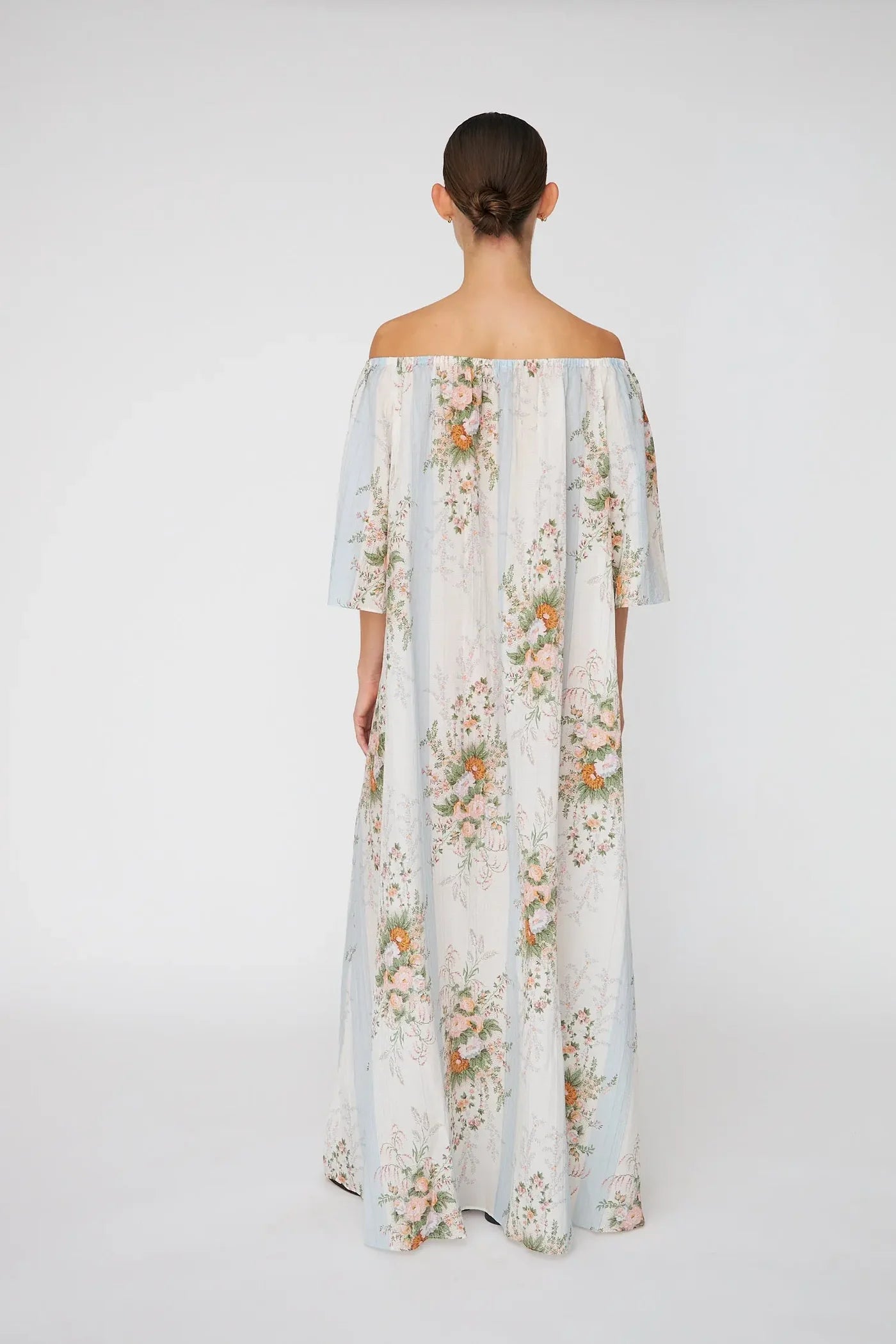 LØS MAXIKJOLE MED OFF-SHOULDERS CREME MULTICOLOUR FLOWERS