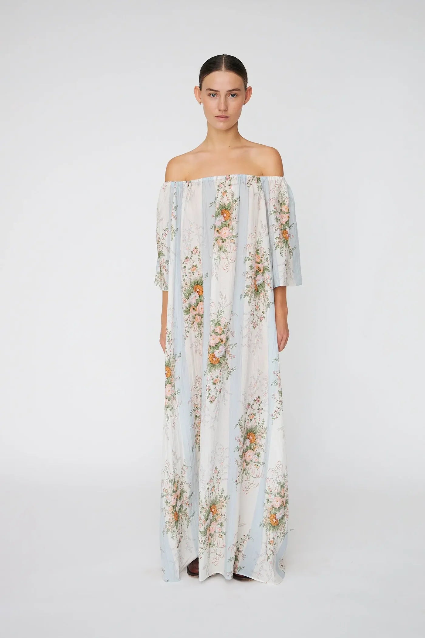LØS MAXIKJOLE MED OFF-SHOULDERS CREME MULTICOLOUR FLOWERS