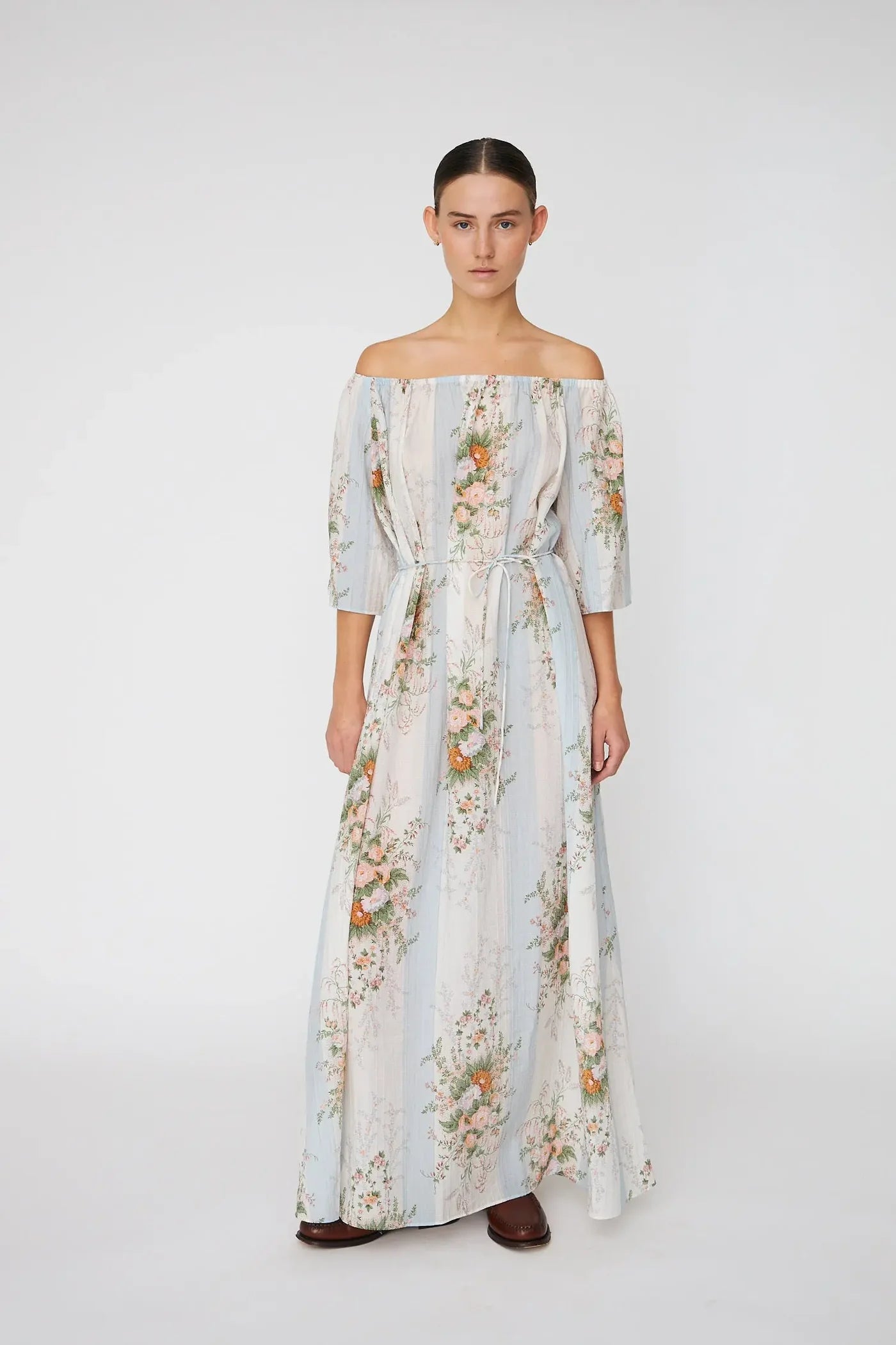 LØS MAXIKJOLE MED OFF-SHOULDERS CREME MULTICOLOUR FLOWERS