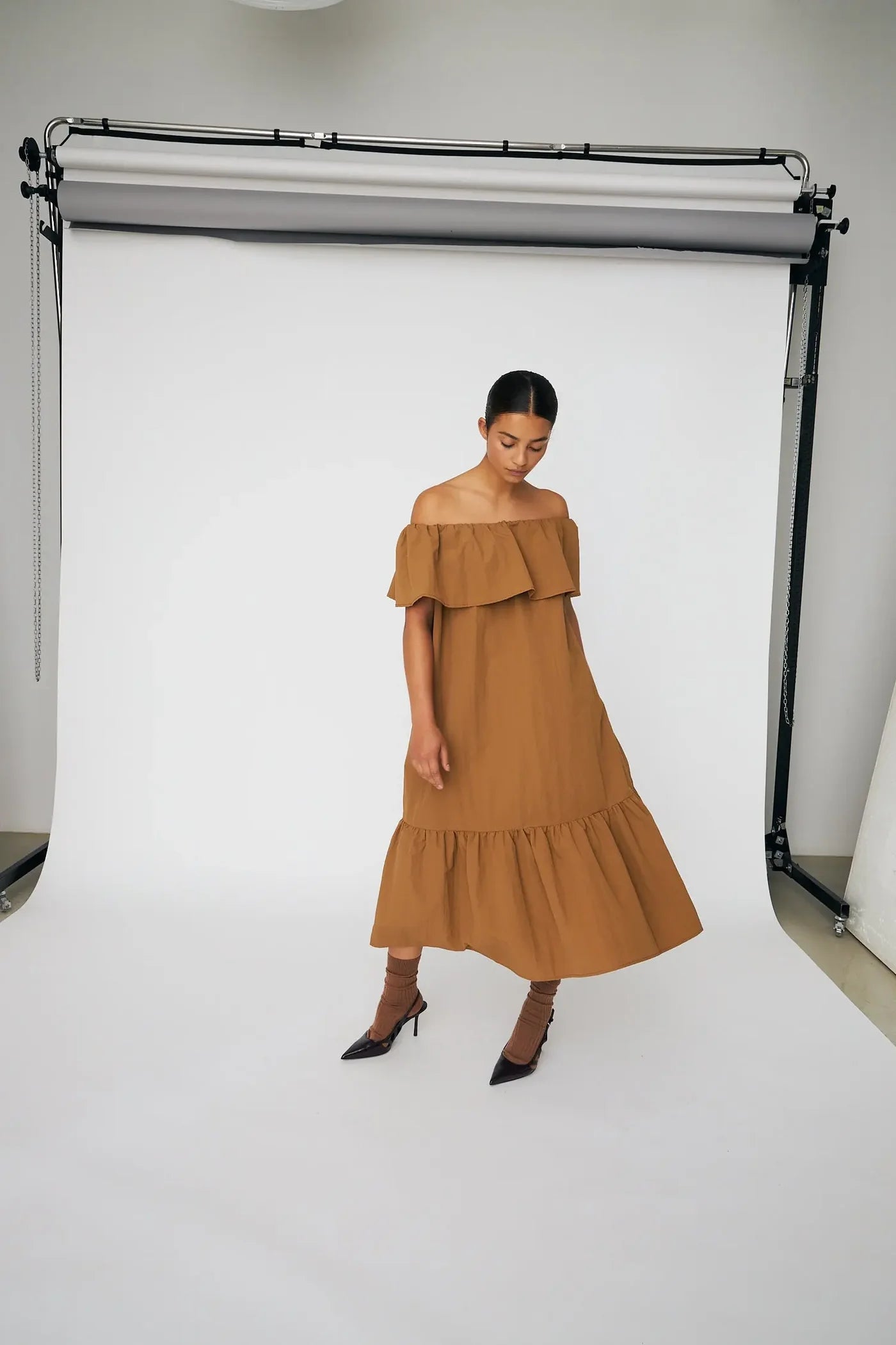 OFF -SHOULDERS MINI DRESS - CAMEL BROWN