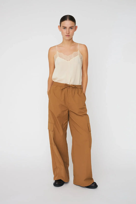 OVERSIZED CARAVAN PANTS - CAMEL BROWN